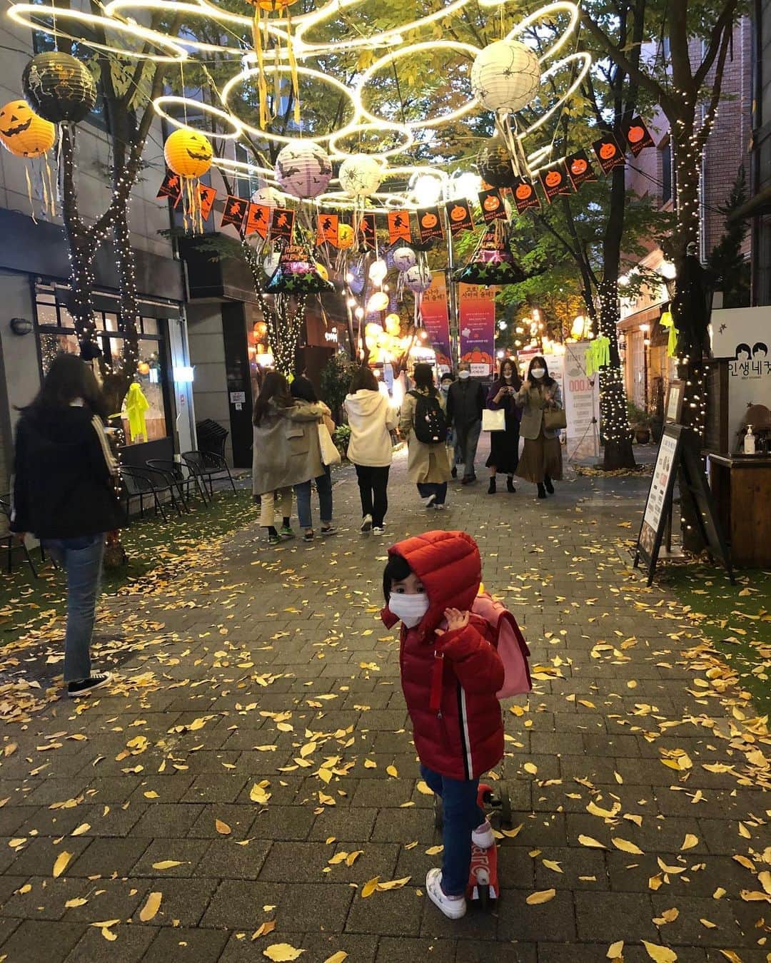パク・ジョンチョルのインスタグラム：「할로윈데이라면서요? 뭔진잘모르겠지만 ㅋ #할로윈데이 #아빠랑데이트👫  #감기조심하세요🤗」