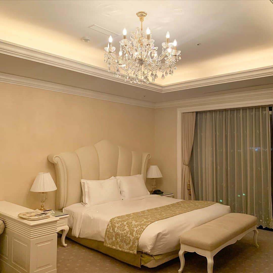 のインスタグラム：「. 人生で一回は泊まってみたかったホテル〜！ お部屋も景色も全てが最高やった、、、」