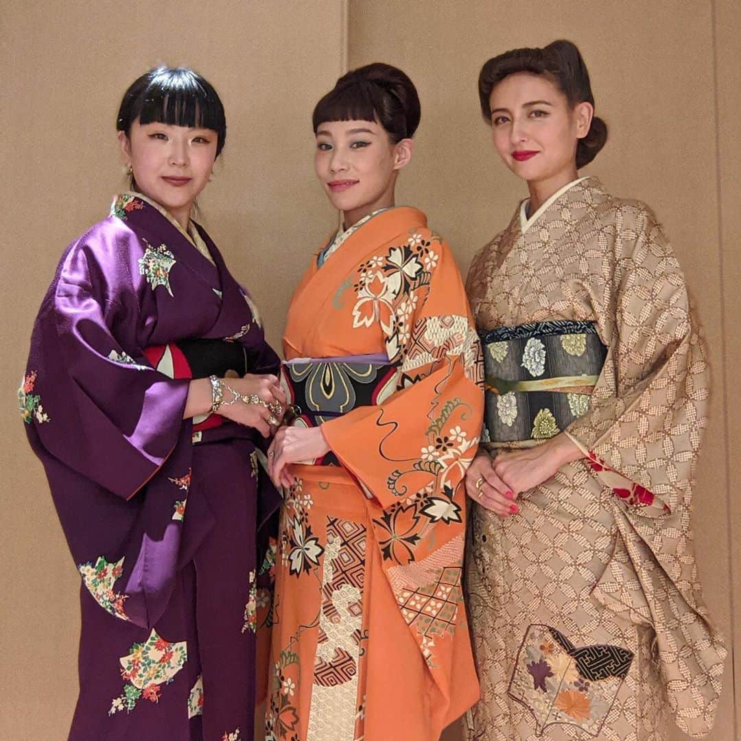 エリーローズさんのインスタグラム写真 - (エリーローズInstagram)「Last night @mademoiselle_yulia Kimono Workshop at the newly launched hotel Toranomon EDITION 👘✨  虎ノ門にオープンしたばかりのホテル@toranomonedition で開催されたマドモアゼルユリアちゃんによる着付け教室とディナーパーティーに行ってきました。  お着物は全てユリアちゃんのヴィンテージコレクション。それぞれに合うコーディネートを組んでくれて、お母様とふたりで着付けから着物の畳み方まで細かく教えてくれました。ほんと贅沢な夜。いつかひとりでお着物着れるようになりたいなぁ。  Hair by SHIMA @asawakaori   @EDITIONhotels @ToranomonEDITION  #TokyoEDITIONToranomon #東京エディション虎ノ門 #EditionHotels」10月24日 17時19分 - ellirose