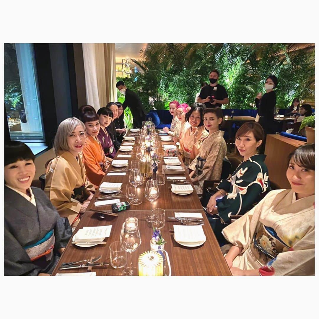 エリーローズさんのインスタグラム写真 - (エリーローズInstagram)「Last night @mademoiselle_yulia Kimono Workshop at the newly launched hotel Toranomon EDITION 👘✨  虎ノ門にオープンしたばかりのホテル@toranomonedition で開催されたマドモアゼルユリアちゃんによる着付け教室とディナーパーティーに行ってきました。  お着物は全てユリアちゃんのヴィンテージコレクション。それぞれに合うコーディネートを組んでくれて、お母様とふたりで着付けから着物の畳み方まで細かく教えてくれました。ほんと贅沢な夜。いつかひとりでお着物着れるようになりたいなぁ。  Hair by SHIMA @asawakaori   @EDITIONhotels @ToranomonEDITION  #TokyoEDITIONToranomon #東京エディション虎ノ門 #EditionHotels」10月24日 17時19分 - ellirose