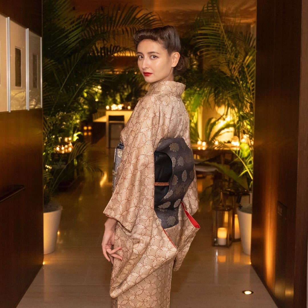 エリーローズさんのインスタグラム写真 - (エリーローズInstagram)「Last night @mademoiselle_yulia Kimono Workshop at the newly launched hotel Toranomon EDITION 👘✨  虎ノ門にオープンしたばかりのホテル@toranomonedition で開催されたマドモアゼルユリアちゃんによる着付け教室とディナーパーティーに行ってきました。  お着物は全てユリアちゃんのヴィンテージコレクション。それぞれに合うコーディネートを組んでくれて、お母様とふたりで着付けから着物の畳み方まで細かく教えてくれました。ほんと贅沢な夜。いつかひとりでお着物着れるようになりたいなぁ。  Hair by SHIMA @asawakaori   @EDITIONhotels @ToranomonEDITION  #TokyoEDITIONToranomon #東京エディション虎ノ門 #EditionHotels」10月24日 17時19分 - ellirose