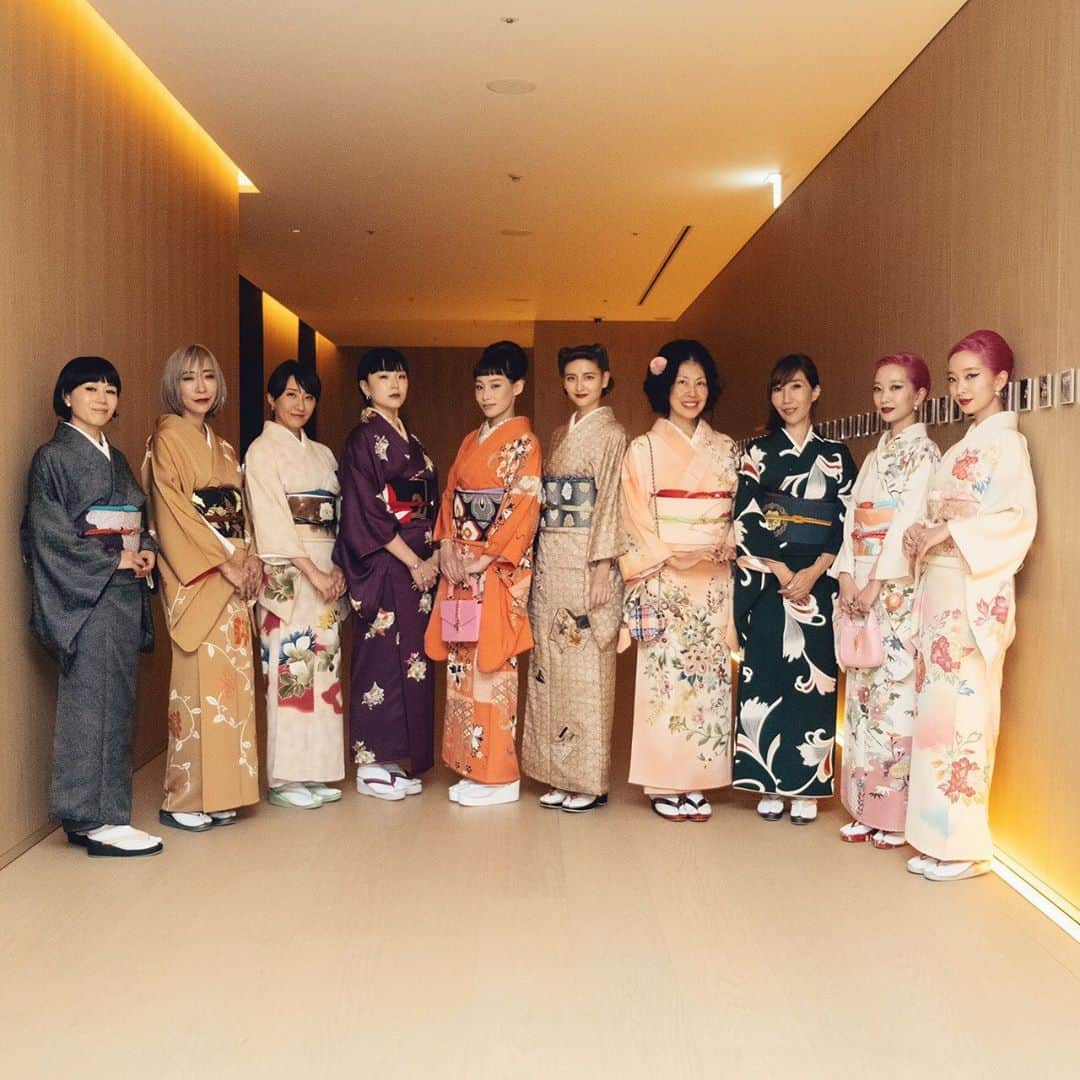 エリーローズさんのインスタグラム写真 - (エリーローズInstagram)「Last night @mademoiselle_yulia Kimono Workshop at the newly launched hotel Toranomon EDITION 👘✨  虎ノ門にオープンしたばかりのホテル@toranomonedition で開催されたマドモアゼルユリアちゃんによる着付け教室とディナーパーティーに行ってきました。  お着物は全てユリアちゃんのヴィンテージコレクション。それぞれに合うコーディネートを組んでくれて、お母様とふたりで着付けから着物の畳み方まで細かく教えてくれました。ほんと贅沢な夜。いつかひとりでお着物着れるようになりたいなぁ。  Hair by SHIMA @asawakaori   @EDITIONhotels @ToranomonEDITION  #TokyoEDITIONToranomon #東京エディション虎ノ門 #EditionHotels」10月24日 17時19分 - ellirose