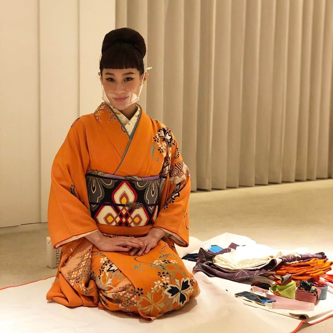 エリーローズさんのインスタグラム写真 - (エリーローズInstagram)「Last night @mademoiselle_yulia Kimono Workshop at the newly launched hotel Toranomon EDITION 👘✨  虎ノ門にオープンしたばかりのホテル@toranomonedition で開催されたマドモアゼルユリアちゃんによる着付け教室とディナーパーティーに行ってきました。  お着物は全てユリアちゃんのヴィンテージコレクション。それぞれに合うコーディネートを組んでくれて、お母様とふたりで着付けから着物の畳み方まで細かく教えてくれました。ほんと贅沢な夜。いつかひとりでお着物着れるようになりたいなぁ。  Hair by SHIMA @asawakaori   @EDITIONhotels @ToranomonEDITION  #TokyoEDITIONToranomon #東京エディション虎ノ門 #EditionHotels」10月24日 17時19分 - ellirose