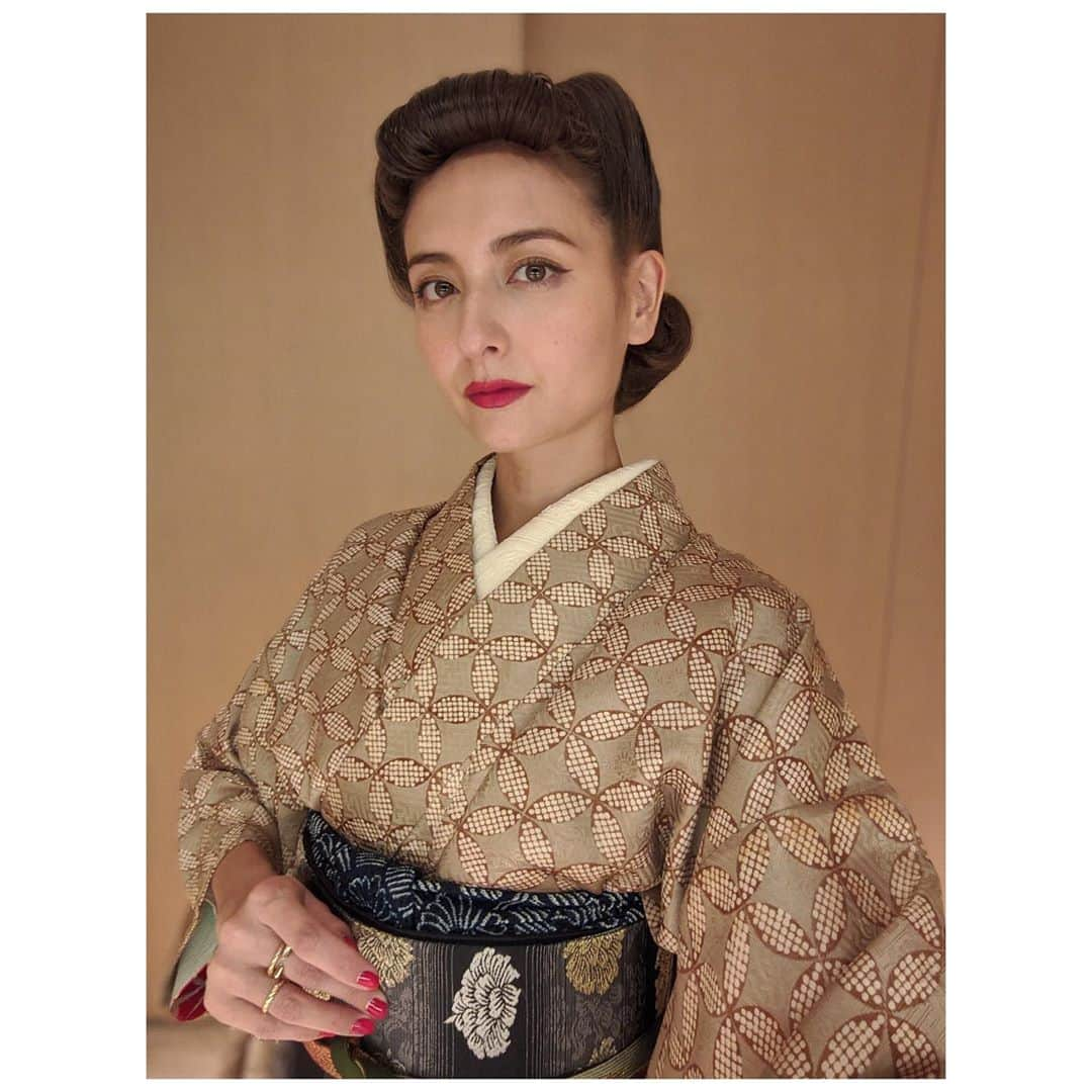 エリーローズさんのインスタグラム写真 - (エリーローズInstagram)「Last night @mademoiselle_yulia Kimono Workshop at the newly launched hotel Toranomon EDITION 👘✨  虎ノ門にオープンしたばかりのホテル@toranomonedition で開催されたマドモアゼルユリアちゃんによる着付け教室とディナーパーティーに行ってきました。  お着物は全てユリアちゃんのヴィンテージコレクション。それぞれに合うコーディネートを組んでくれて、お母様とふたりで着付けから着物の畳み方まで細かく教えてくれました。ほんと贅沢な夜。いつかひとりでお着物着れるようになりたいなぁ。  Hair by SHIMA @asawakaori   @EDITIONhotels @ToranomonEDITION  #TokyoEDITIONToranomon #東京エディション虎ノ門 #EditionHotels」10月24日 17時19分 - ellirose