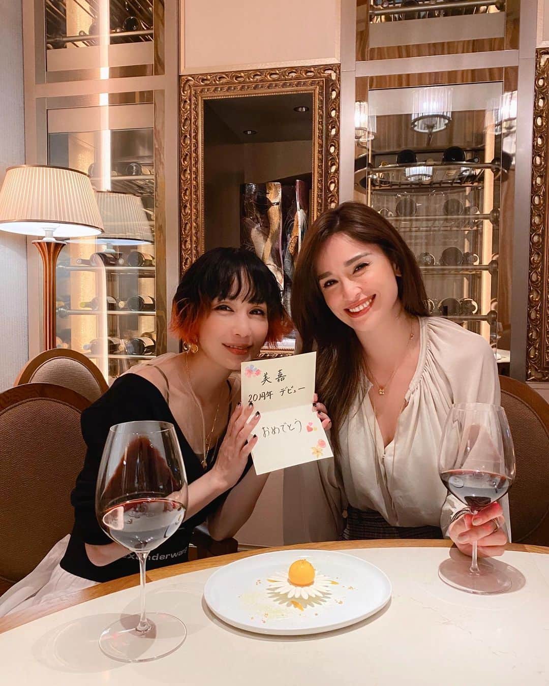 ケリーのインスタグラム：「昨日は美嘉と久しぶりに会えました❣️ ・ フォーシンズ大手町のフレンチレストラン estでお食事でした😍 ・ 今年は美嘉が20周年デビューなんで、 サプライズお祝いしました🥳🎉💕 ・ Last night at @fsotemachi dinner with  my dear friend @mikanakashima_official  ・ We celebrated Mika’s 20th anniversary debut🥳💕🎉 ・ #fourseasons#fourseasonsotemachi」
