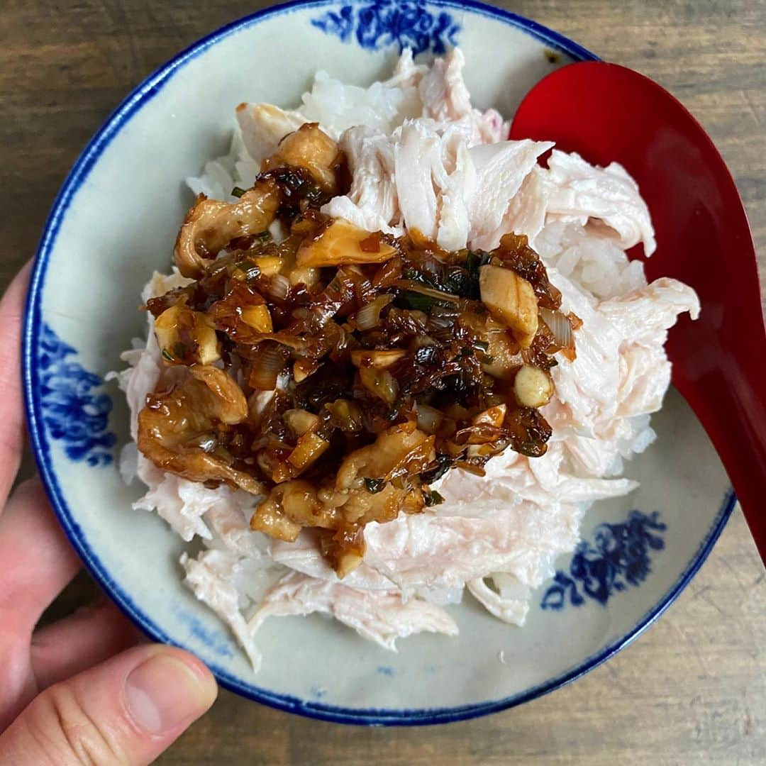 エダジュンさんのインスタグラム写真 - (エダジュンInstagram)「台湾屋台フード！鶏肉飯🇹🇼 ・ YouTubeにレシピ公開しました🤲 ・ 鶏むね肉であっさりなんですが、濃厚旨味ダレで、最後まで美味しく食べられます✨ ・ ご家庭にある調味料で作れる、アジアごはんです🙌 ・ 良かったら、YouTubeでレシピチェックしてみてください☺️！ ・ ・ #鶏肉飯#ジーローハン #台湾料理 #パクチーボーイ#エダジュン」10月24日 17時26分 - edajun