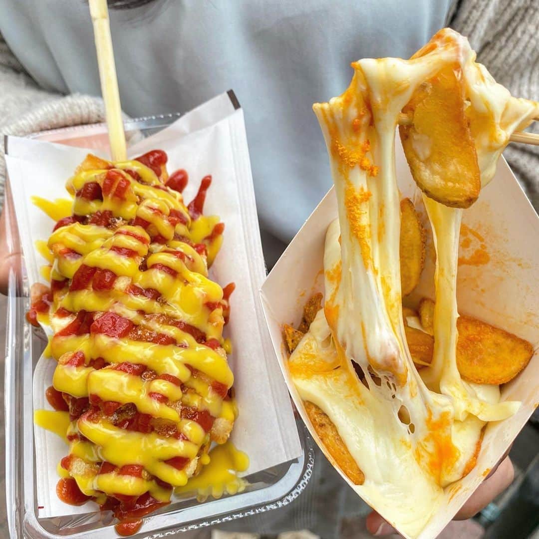 のインスタグラム：「【#新大久保　#ナンマンホットドッグ】﻿ ﻿ 新大久保で食べ歩くならまずここ！！🐺﻿ ﻿ チェダーチーズポテト　400円(税込)﻿ ポテトモッツァレラ　450円(税込)﻿ ﻿ 新大久保駅から徒歩3分にあるナンマンホットドッグは @romancehotdog_official はチーズボールやチーズドッグを始め食べ歩きにぴったりの韓国フードが食べられるお店！﻿ ﻿ 何が推せるってここのめがねの男性スタッフさんがめっちゃ良い接客するのよ！﻿ 今回はずっと気になってたチーズポテトを注文！﻿ ﻿ オニオンとチェダーチーズの魔法の粉をかけてさらにたっぷりのチーズをのせてくれる！﻿ さらにカウンターに置いてあるハニーバターをかけるともっと美味しくなるんだって😚﻿ (食べた後言われた笑笑)﻿ ﻿ ここはテイクアウト用のメニューや箱もあるからおみやげにもいいかも！﻿ ﻿ 接客がいいと味も美味しく感じる！﻿ ということてわS評価といたします！﻿ ﻿ ごちそうさまでした🐺﻿ ﻿ ※美味しさ、映え、コスパの評価は注文した商品だけの個人的な評価になります。﻿ ﻿ コロナの影響で営業時間や提供商品が異なる場合があるので、お店に電話などで確認してね！﻿ ﻿ また、ウルフを見て食べたら投稿やストーリーでタグ付けで知らせてくれると喜びます😚﻿ いいねやコメントしにいくのでぜひ通知してね🥺﻿ ﻿ 何か質問や感想あればコメント、DMお待ちしてます😚 ﻿ ﻿ 🚃新大久保駅から徒歩3分﻿ 💺テイクアウトのみ﻿ 📍東京都新宿区2-2-2 1F﻿ ⏰ 10:00〜22:00﻿ 不定休﻿ ﻿ #新大久保グルメ #新大久保ランチ #新大久保カフェ #新大久保スイーツ﻿」