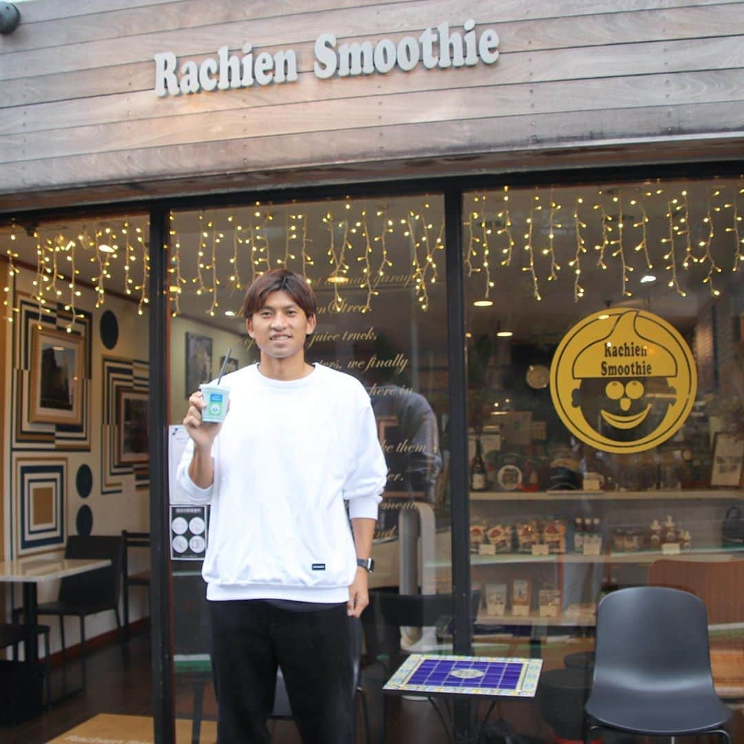 Rachien Smoothieさんのインスタグラム写真 - (Rachien SmoothieInstagram)「. . 「ベルマーレスムージー販売のお知らせ」  . 昨日お伝えしましたが、ラチエンスムージーは湘南ベルマーレ @shonan_bellmare の「オフィシャルクラブパートナー」になりました。 . そこで今回、新たに湘南ベルマーレとのコラボスムージー「ベルマーレスムージー」を11/1より販売させて頂くことになりました☝️✨ . ベルマーレのクラブカラーである“ベルマーレブルー”をイメージして作りました💙 . きれいなブルーは人工着色料ではなくスーパーフードのブルースピルリナを使用しています。 . たっぷりのパイナップル、ココナッツアイスやココナッツウォーターをブレンドしたトロピカルで爽やかな湘南らしいお味です！ . ラベルも特別に作成し、まさにオリジナルのベルマーレスムージーが完成しました！ . たくさんの皆様に召し上がって頂くとともに、湘南を盛り上げて行くお力になれたら嬉しいです😌 . . ※本商品の売上の一部が、湘南ベルマーレ強化費及び運営費に充てられます。 . .  ⚽️限定特典について . 販売開始を記念して、10月31日（土）横浜FC戦の入場ゲート（5G除く）にて、チラシ及びコラボステッカーを配布いたします。 . 1）コラボステッカーを店頭にお持ちいただいた方、先着10名様にベルマーレスムージーをプレゼント！ . 2）チラシを店頭にお持ちいただいた方にトッピングサービス！（12月末まで限定） . ⚽️来場者プレゼントについて . 毎試合マッチデープログラム内「来場者プレゼント」に、ベルマーレスムージー1杯サービス券が毎試合10名様分が新登場！（10月31日横浜FC戦より） . . 当日は私たちもスタジアムでお手伝いと、もちろん観戦もいたします📣 . チケットまだ間に合いますので @shonan_bellmare さんのHP→チケット情報をcheckしてみてくださいね💙ぜひ一緒に...🤝 . . ⚽️写真: special thanks 大野和成選手(No.8)  . #ラチエンスムージーは湘南ベルマーレを応援しています  . #ベルマーレスムージー . #オフィシャルクラブパートナー . ＃湘南ベルマーレ」10月24日 17時29分 - rachiensmoothie