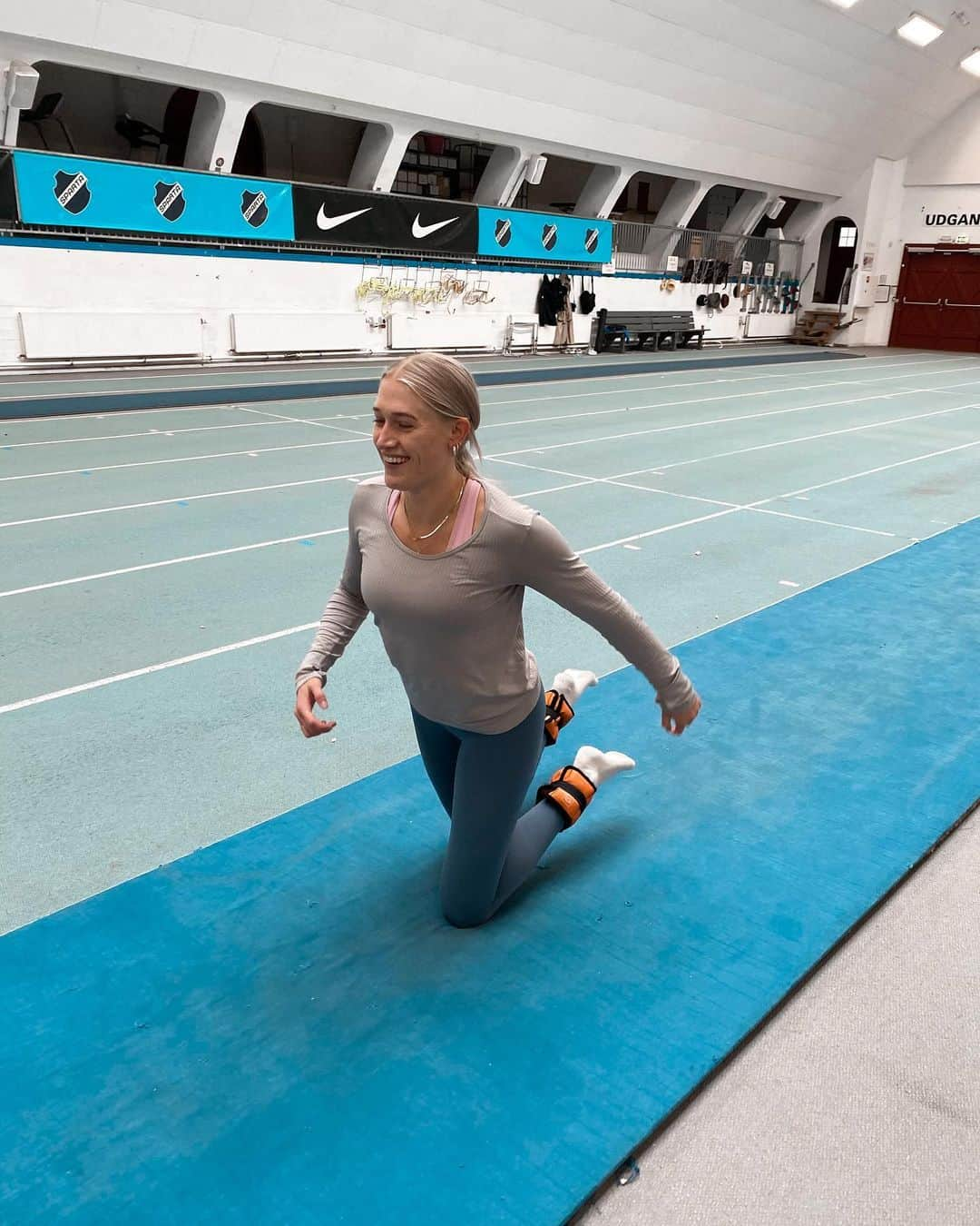 イダ・カーストフさんのインスタグラム写真 - (イダ・カーストフInstagram)「Vægtmanchetter er en fast del af træningen for tiden 💁🏼‍♀️ • • #whenyoucantrun #athlete #athletics #running #sprint #run #training #achilles #rehabilitation #recovery」10月24日 17時34分 - idakkarstoft