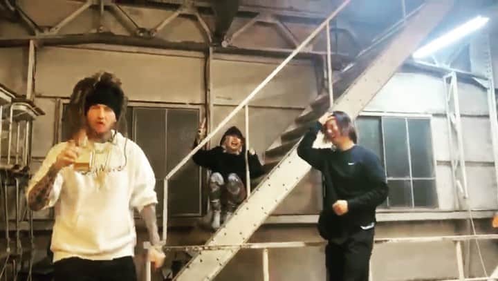 のインスタグラム：「Yesterday’s history tomorrow’s a mystery ,,, 👁 He can really dance tho 👌🏾😅so can she 💃 🤯🧚🏼‍♀️home girl she sing too😵Like krayz. #keepwatching   #whatineed #staytuned #dancer  #funnyvideos #skymove」