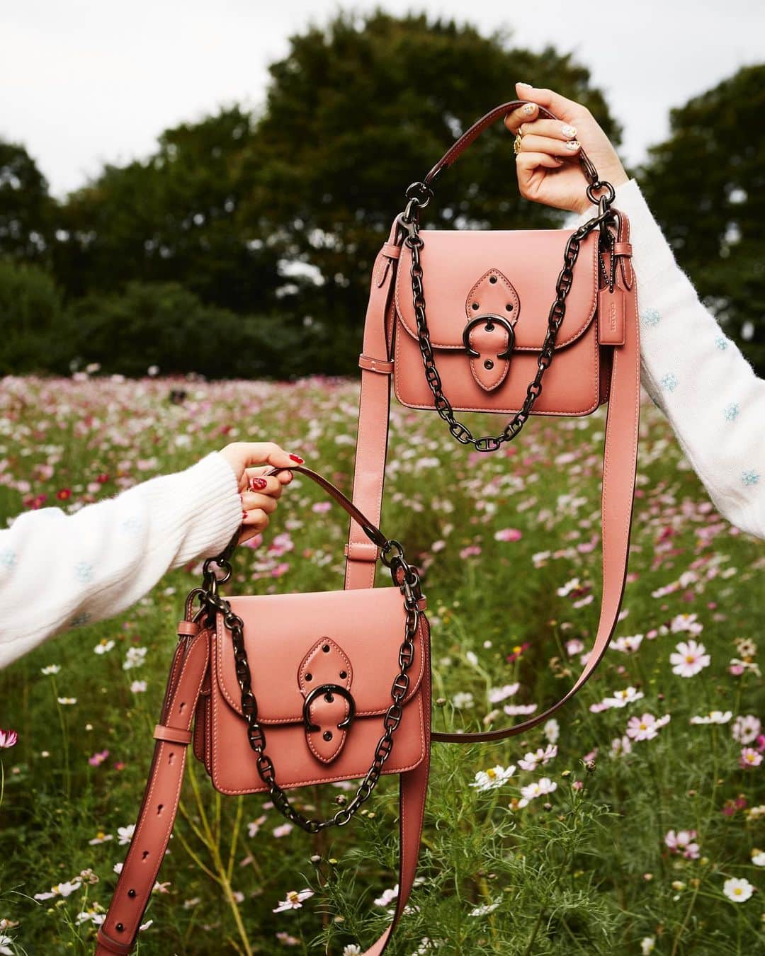 AYAさんのインスタグラム写真 - (AYAInstagram)「Beat Shoulder Bag💐  @coach 🌸💖💕 #TheBeatBag #CoachNY」10月24日 17時40分 - ayaxxamiaya