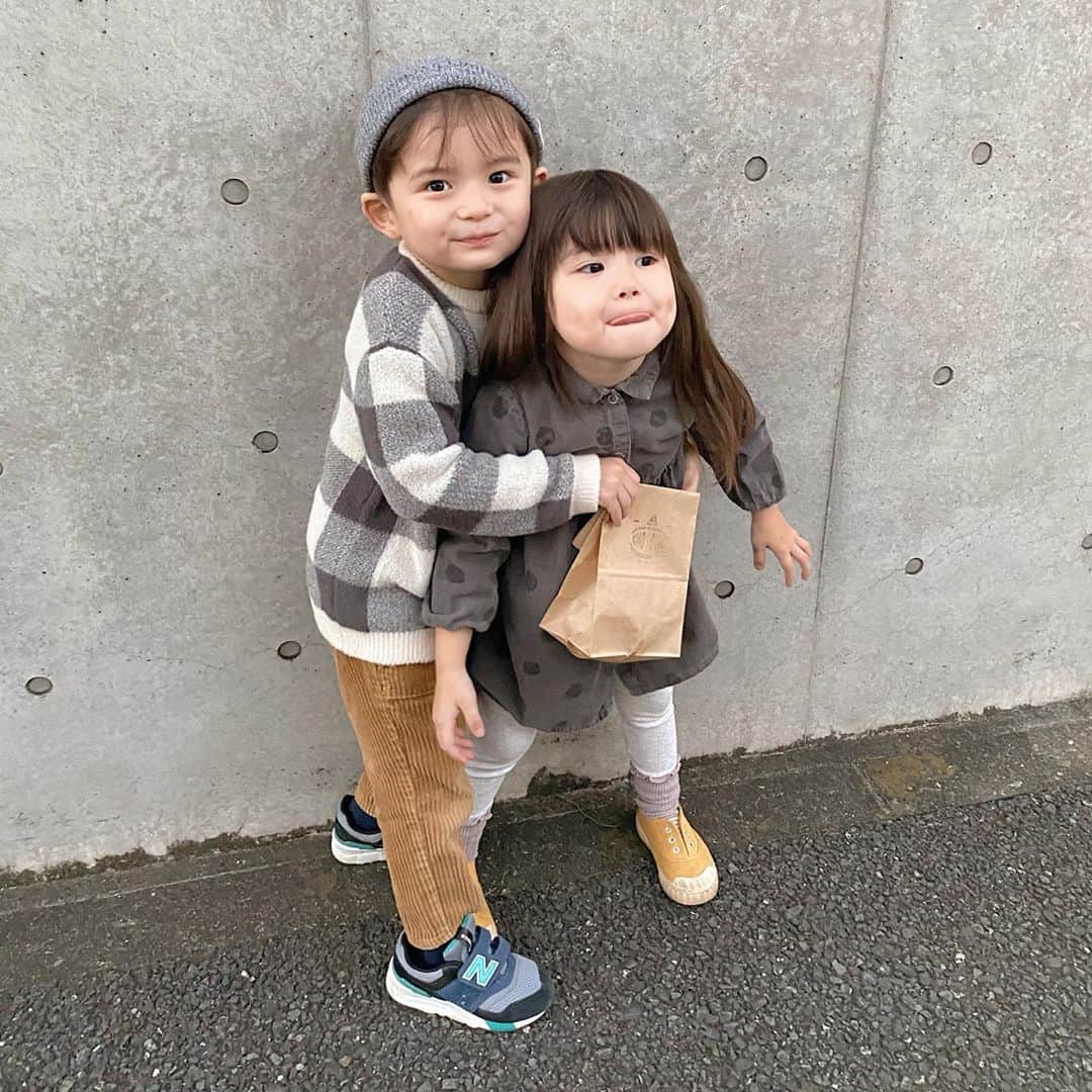 のインスタグラム：「. 本日の1枚🤎(マスクは写真撮るから外したﾖ) 今日のYouTubeはちょっと怖い?神秘的な動画になってますので気になったらみてみてね🙂 #我が子 #年子兄妹 #年子ママ #年子ママ #ルイルネ #キッズファッション #韓国ファッション #ザラキッズ」