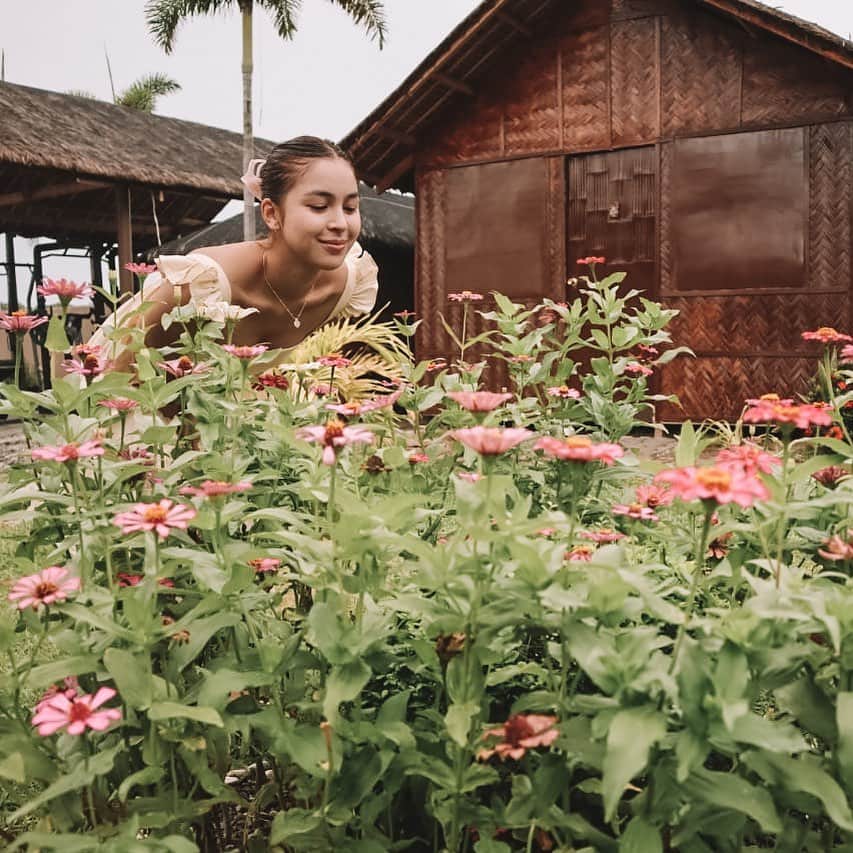 ジュリア バレットのインスタグラム：「My flowers growing beautifully 🤎」
