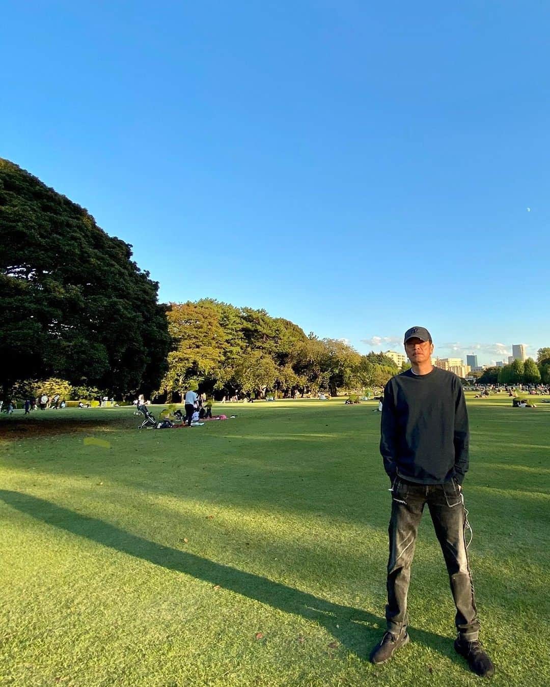 遠藤憲一さんのインスタグラム写真 - (遠藤憲一Instagram)「遠藤です。 撮影の合間に新宿御苑で散歩してきました。 20分だけだったけどいい息抜きになったよ。」10月24日 17時48分 - enken.enstower