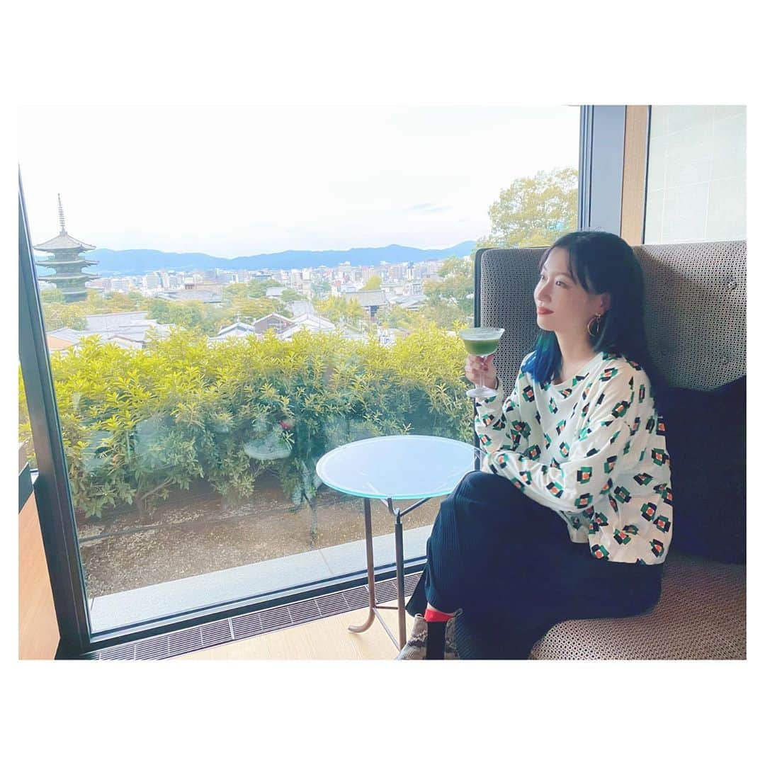 大塚愛さんのインスタグラム写真 - (大塚愛Instagram)「京都は祇園にて、 八坂の塔など、京都の街を見ながら 静かに抹茶のカクテルからいろんなお酒を堪能。  ああ、素敵。  そんな気持ちを思い出しながら  家でレモンサワーからいかせていただきます。  AIO　#kyoto  #京都 #祇園 #琥珀 #bar  #抹茶 #カクテル #cocktail」10月24日 17時49分 - aiotsuka_official