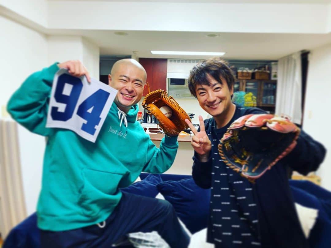 あばれる君のインスタグラム：「色々と説明が不十分ですが、興奮を抑えて説明すると、『上地さんと家のリビングでキャッチボールしてたらキャッチャーミットと背番号をもらった』という事です‼︎ あんなにさりげない「そのキャッチャーミットやるよ…。」は絶対に人生で最初で最後です‼️ありがとうございます‼️✨」