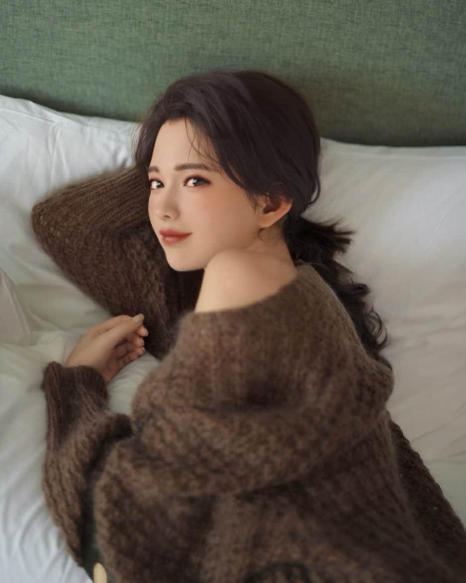 のインスタグラム：「𓂃 𓇠 𓂅 𓈒𓏸𓐍 𓇢 𓆸 𓍯 ☄︎﻿ Suddenly it gets cold﻿ A fluffy knit 𖠚﻿ Pulled out of the closet﻿ Warm ... I'm going to sleep as it is ღ︎﻿ ﻿ 𓈒𓏸𓐍急に寒くなって﻿ 今年用に待機させた﻿ ふわふわなニットを﻿ 引っ張り出した﻿ 暖か…そのまま眠りそうღ︎﻿ ﻿ 𓍯秋色超标的我𓍯﻿ ﻿ #Rialife#お昼寝猫#ニットコーデ#snidel #秋カラー#秋OODT#oversized#knittersofinstagram #handsomegirl#fashion#autumnfashion#happinessisfree#hormonalhealth#peace#happinesseverywhere#nowyouknow#sustainable#instagood#chance#betterword#neverever#oneworld#loveislove ﻿」