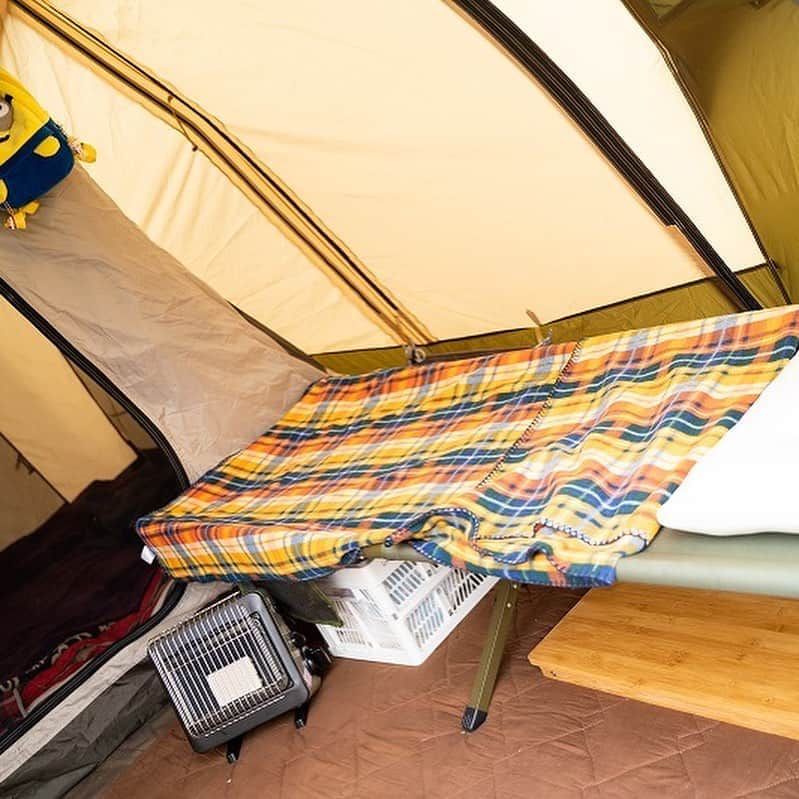 キャンプ情報サイト［ランタン］さんのインスタグラム写真 - (キャンプ情報サイト［ランタン］Instagram)「CAMP SMILE STYLE ／ ogawaテントの中で お気に入りのコットで気ままにゴロリ ＼ いろんなキャンパーのキャンプスタイルを現地取材と一般キャンパーからの投稿で数多く掲載してます。 . . 詳しくは @lantern.camp webサイトをご覧ください . . #camp #camping #outdoor #travel #trip #lantern_smile #nature #キャンプ #キャンプ用品 #キャンプギア #アウトドア #テント #自然 #旅行 #キャンプ初心者  #キャンプ好きな人と繋がりたい #camper #外遊び #ファミリーキャンプ #LANTERN #ファミキャン #キャンプレイアウト #オガワのテント #ogawa #ユニフレーム #青川峡キャンピングパーク #outputlife #outputlifeのある生活 #秋キャンプ」10月24日 18時07分 - lantern.camp