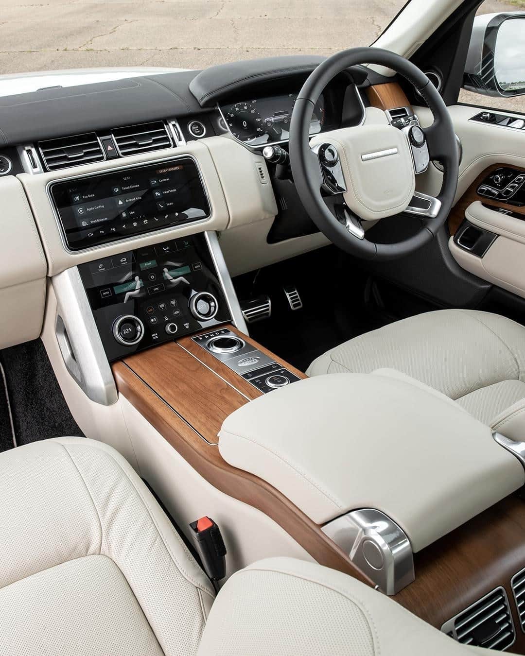 Land Roverさんのインスタグラム写真 - (Land RoverInstagram)「Reserve a first-class seat for every trip. Explore the #RangeRover's beautifully appointed interior via the link in our bio.   #LuxurySUV #4x4 #Carsofinstagram #Infotainment #Technology #Design #RangeRover50 #50YearsOfRangeRover」10月24日 18時00分 - landrover