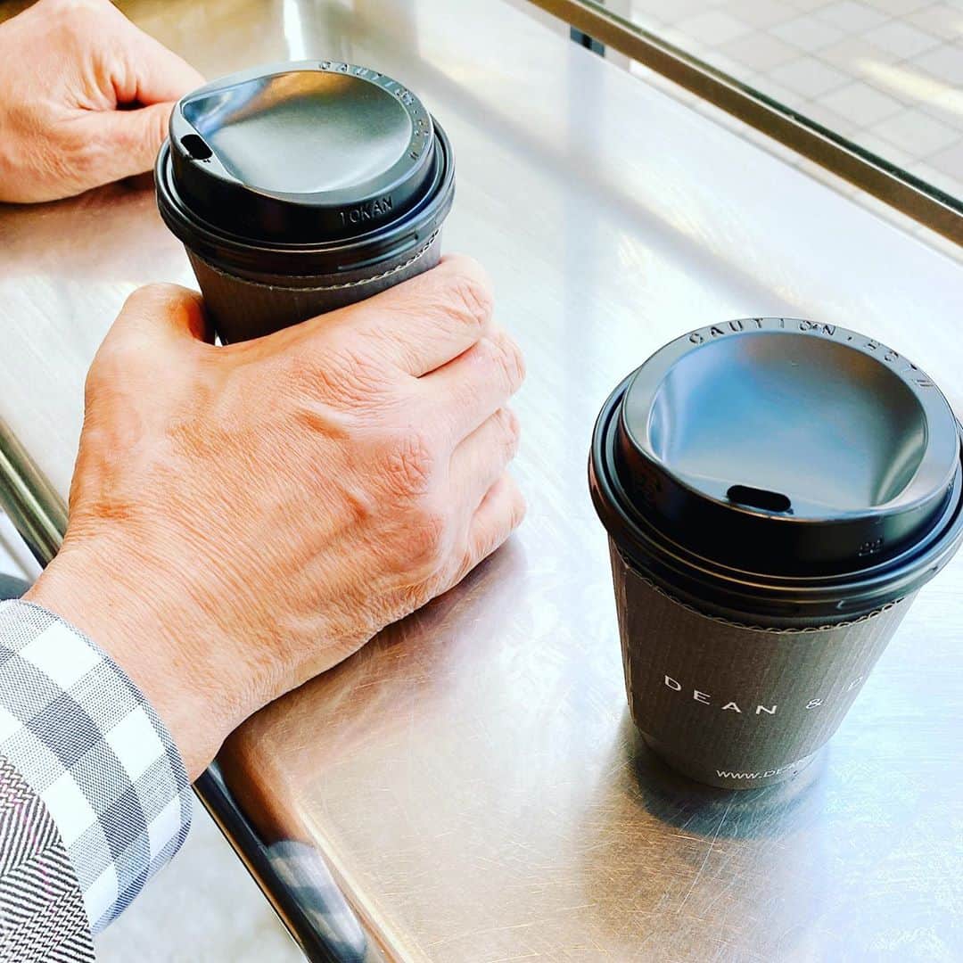 のインスタグラム：「Meeting my dad at a coffee shop. It’s been a while...子ども達は土曜授業、私は10ヶ月ぶりに所用で父親に会いました。久しぶりに会った父はとっても元気でした！コロナになってからずっと実家に帰ってなくて、帰るタイミングを逃してます。このまま次に帰るのは来年以降になりそうだな💦 #海保知里 #父とコーヒー」
