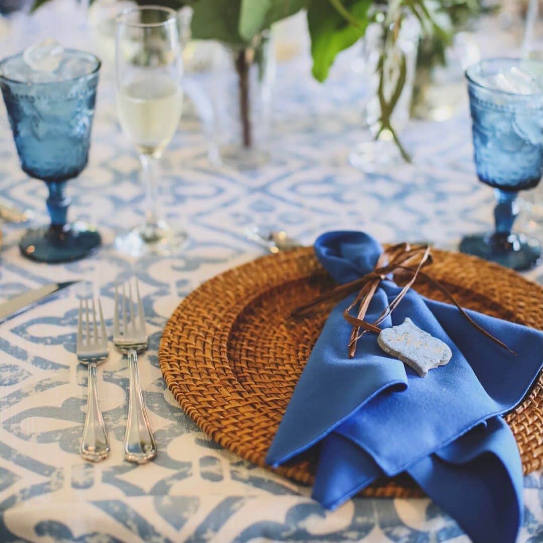 ハワイ挙式のCheersWedding チアーズウェディングさんのインスタグラム写真 - (ハワイ挙式のCheersWedding チアーズウェディングInstagram)「ハワイ挙式なら @cheers_wedding﻿ ﻿ チアーズウェディングで実際にお手伝いをさせて頂いたお客様のコーディネートをご紹介♪﻿ ﻿ 《Blue Coordinate》﻿ ﻿ ブルーは、﻿ 落ち着きのある上品かつ爽やかなカラー﻿ ﻿ グラス・お皿・テーブルクロスにブルーを取り入れるとゴージャスな雰囲気に・・・﻿ ﻿ ---------------------------﻿ ﻿ オーダーメイドのハワイ挙式が叶うチアーズウェディングでは、﻿ まず、お二人の結婚式のテーマカラーを決めることからスタートします。﻿ ﻿ テーマカラーからコーディネートの準備を進めていくのはワクワクしませんか？﻿ ﻿ ***********************﻿ ﻿ 【Cheers Weddingのウェディング】﻿ ﻿ ✔︎会場は邸宅・教会・ホテルなど20カ所以上﻿ ✔︎選べるドレスショップは7社以上 (人気のプロのビアスやオーセンティックを含む)﻿ ✔︎挙式当日は専属コーディネーターがフルアテンド﻿ ✔︎日本人ヘアメイクアーティストによるヘアメイク﻿ ✔︎現地での入念なリハーサルメイク﻿ ✔︎経験豊富で多彩なカメラマン﻿ ✔︎プランナーは現地在住経験・現地アテンド経験有り﻿ ✔︎日本とハワイにサロンを完備しスタッフがフルサポート﻿ ﻿ ※ チアーズウェディングが取り扱う会場は、リーガルチェックを行い正しいやり方でご案内しています。﻿ ﻿ ***********************﻿ ﻿ 【HP】﻿ https://www.cheerswedding.jp﻿ ﻿ ☎︎0120-128-828﻿ 平日11:00〜19:00／土日祝10:00〜19:00﻿ ﻿ ***********************﻿ ﻿ ◆ウェディングパーク海外﻿ チアーズウェディングで検索！﻿ https://foreign.weddingpark.net/agentlist/100063/﻿ ﻿ ◆ウェディングフォトはこちら﻿ @cheers_photowedding ﻿ ﻿ #チアーズウエディング﻿ #ハワイウェディング ﻿ #海外ウェディング﻿ #リゾートウェディング﻿ #リゾ婚﻿ #海外挙式﻿ #ハワイ挙式﻿ #ハワイ婚﻿ #新婚旅行﻿ #ハワイ旅行﻿ #cheerswedding﻿ #hawaiiwedding﻿ #ハワイハネムーン﻿ #ハワイウェディング迷子﻿ #ハワイウェディングプロデュース﻿ #日本中のプレ花嫁さんと繋がりたい﻿ #プレ花嫁﻿ #ハワイ結婚式﻿ #花嫁準備﻿ #式場迷子﻿ #家族挙式﻿ #花嫁応援 ﻿ #ハワイ花嫁﻿ #婚約しました﻿ #プレ花嫁応援﻿ #おしゃれ花嫁﻿ #大人花嫁﻿ #ブルーコーディネート﻿ #ウェディングコーディネート﻿ #blue」10月24日 18時02分 - cheers_wedding