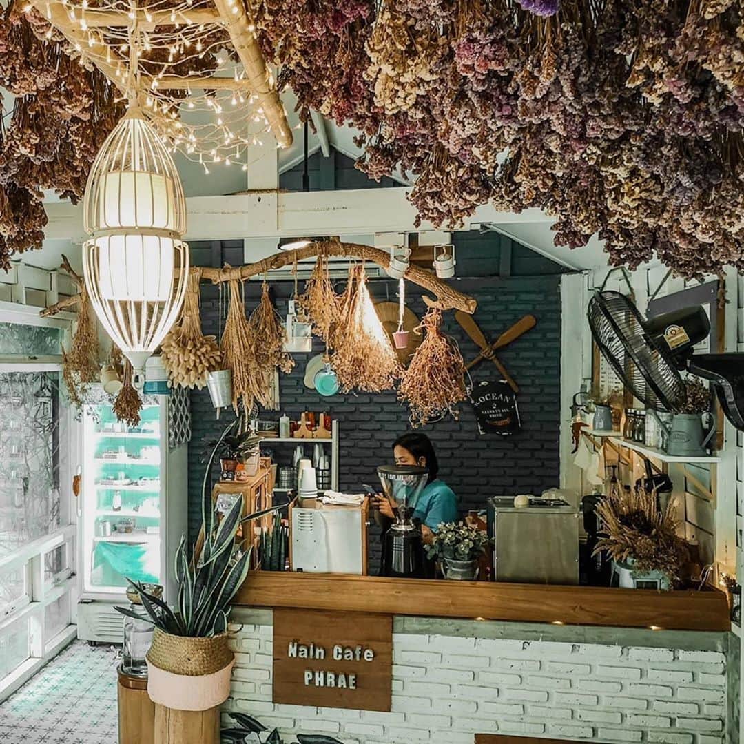 タイ国政府観光庁さんのインスタグラム写真 - (タイ国政府観光庁Instagram)「・﻿ ／﻿ 皆さま☀️﻿ サワッディー・カー🙏﻿ ＼﻿ ﻿ 今日の #thailovers は...😘﻿ プレーにひっそりと佇むおしゃれカフェ「Nain Cafe Phrae」 でパチリ📸✨﻿ ﻿ 草木に囲まれたカフェは、まるでおとぎ話の中に出てきそうな雰囲気満点😍💞﻿ ﻿ フルーツとお花で彩られたケーキがどれも美味しそうで、全部食べたくなってしまいます…☺️﻿ 焼き菓子のカヌレもぜひ試したい一品🍴﻿ ﻿ プレーを訪れた際には、ぜひ足を運んでみてください👍💠﻿ ﻿ 📷 @naincafe.phrae﻿ 📍 naincafe﻿ ﻿ ・・・・・・・﻿ ［タイ好き（THAI LOVERS）な皆さんの写真を大募集🇹🇭💕］﻿ ﻿ ハッシュタグ #thailovers をつけて、タイで撮影した写真を投稿すると、こちらでご紹介させて頂くことがあります🐥﻿ ﻿ 皆様からの投稿をお待ちしています‼️﻿ ﻿ #repost #タイ #プレー #カフェ巡り #カフェ好きな人と繋がりたい ＃甘党 #スイーツ大好き #食べるの大好き #食べるの好きな人と繋がりたい #こんなタイ知らなかった #もっと知りタイ #タイ旅行 #旅好きな人と繋がりたい #旅行好きな人と繋がりたい #海外旅行 #thailand #phrae #phraetrip #naincafe #phraecafe #cafehopping #cafehopper #amazingthailand #thailandtravel #thailandtrip #thai #thaistagram #lovethailand」10月24日 18時02分 - amazingthailandjp