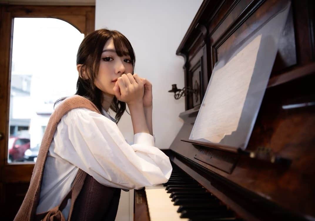 SHINTANITOUKOのインスタグラム：「スタジオにピアノ置いてあって 無駄に触った🎹笑 いまより広い家に引っ越したら 絶対ピアノ置く！！  #スタジオ #撮影 #撮影会 #スムース #撮影モデル #アンニュイ #秋コーデ #🎹 #ピアノ #音大生 #音楽 #レースクイーン」