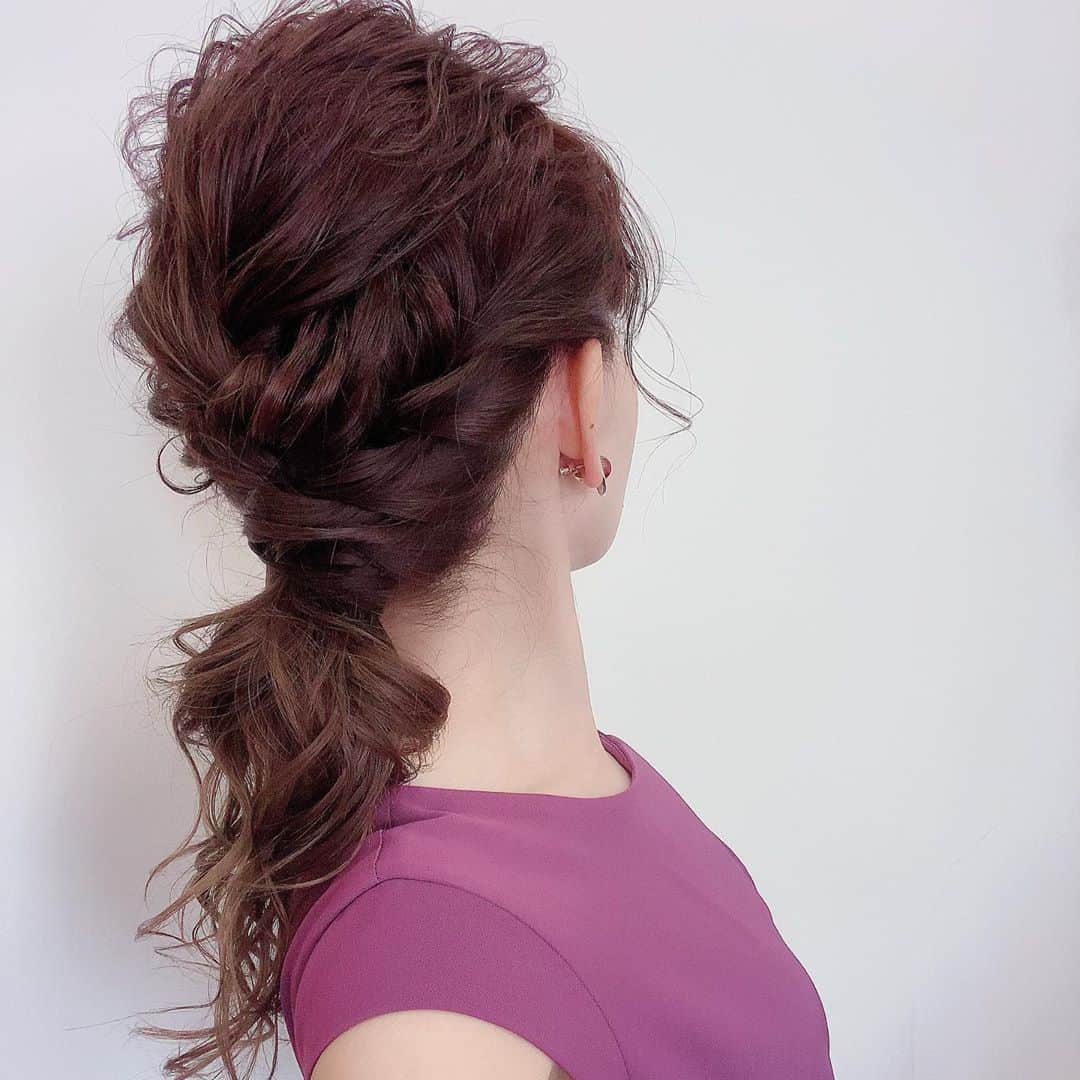 岡部玲子さんのインスタグラム写真 岡部玲子instagram 今日の衣装とヘアアレンジ 落ち着いたパープルのワンピースと後ろ姿の写真を見て驚いた めっちゃ素敵ヘアアレンジ こういうヘアアレンジをしてもらえた時 やっぱり髪の毛を切るのはやめようかな と