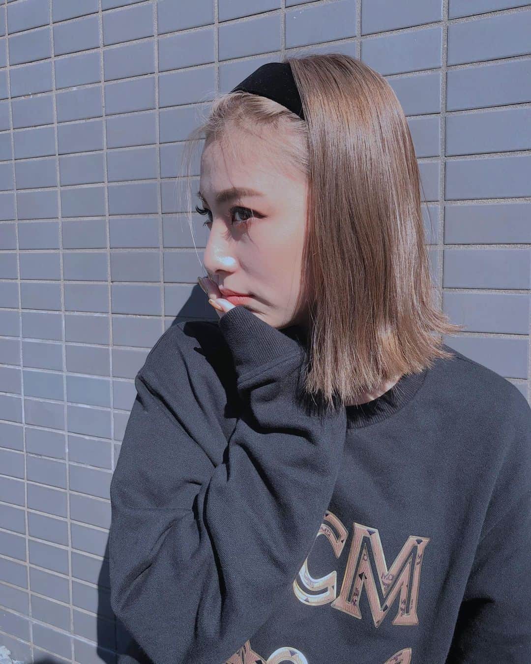 honoka のインスタグラム：「佐賀さいこうフェスでした。 久しぶりにお客さんの前で パフォーマンスできて 幸せいっぱいの1日でした。 九州愛あふれる。 久しぶりに九州の空気吸えた💕  そして、、 明日は2回目のオンラインライブ。 めちゃめちゃ緊張してきたけど 絶対楽しいライブになると思う😆  画面越しではありますが 一緒に楽しもうね❤️  オンラインライブのために 髪色もネイルもマツエクも 完璧にしてもろた😂  はやく明日になってほしい。」