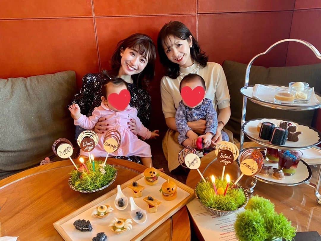 のインスタグラム：「・ あやかちゃん親子と アンダーズのハロウィンアフタヌーンティー🎃💜 1ヶ月違いの息子くんと娘。 毎月会っているけど 初めてお互いに興味を示して 交流しているのを見てグッときました😭💕 ハロウィンとっても可愛い💜🧡🖤 お互いにお祝い🎂をサプライズでお願いしていたので とっても華やかなテーブルになった😜💕 あやかちゃんありがとう🤍 ・ 予約の時に ベビーカーが2台で...🙇🏻‍♀️ と伝えたのだけど 横並びでソファに👶🏻達も 座ったり転がったりできるような席を 用意してくださって 本当に助かりました🙇🏻‍♀️❣️ そして何よりびっくりしたのが 虎ノ門ヒルズ駅という駅ができていたこと😶 (恥ずかしながら知らなかったw アンダーズは大好きなのに 子連れだと虎ノ門駅からの エレベーターどこだっけなーとか 道間違えないかなーとか 考えながら向かったけど... なんなら地下から直通になっていて 本当に驚きました😨✨✨ 1年ぶりに来たらとっても便利になっていて🥺 また遊びに行きたいなあ❤️❤️  #ママライフ #令和2年ベビー #2020年ベビー #女の子ママ #秋メイク #子連れランチ #子連れアフタヌーンティー #虎ノ門ヒルズ #アンダーズ東京 #ハロウィンアフタヌーンティー」