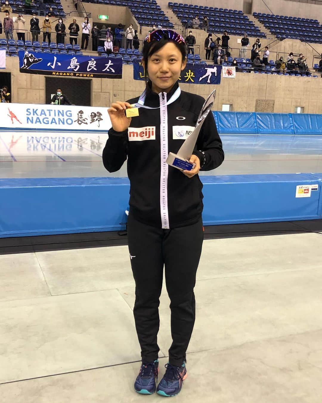 フジテレビスケートのインスタグラム：「* ‪ #全日本スピードスケート距離別選手権大会⛸✨‬ ‪2日目の結果です🙌✨‬  ‪女子1000m🥇 #髙木美帆 選手‬ 🗣大会新記録＆4連覇達成😆ガッツポーズが印象的でした‪💭‬✨ ‪男子1000m🥇 #新濱立也 選手‬ 🗣国内新記録＆2連覇達成😳😳昨日の悔しさを晴らすレースでしたね‼️ ‪女子マススタート🥇 #百瀬愛美 選手‬ 🗣地元での優勝、おめでとうございます☺️🍀 ‪男子マススタート🥇 #菊池健太 選手‬ 🗣初優勝、おめでとうございます😆🌟  ‪明日、いよいよ最終日。 明日も熱戦に期待しましょう✊🏻🔥  ‪合言葉は😏#距離を獲る‼️ ‬ #スピードスケート #speedskating #スケート #skate #スケーター #skater #距離別 #選手権 #長野 #北京五輪」