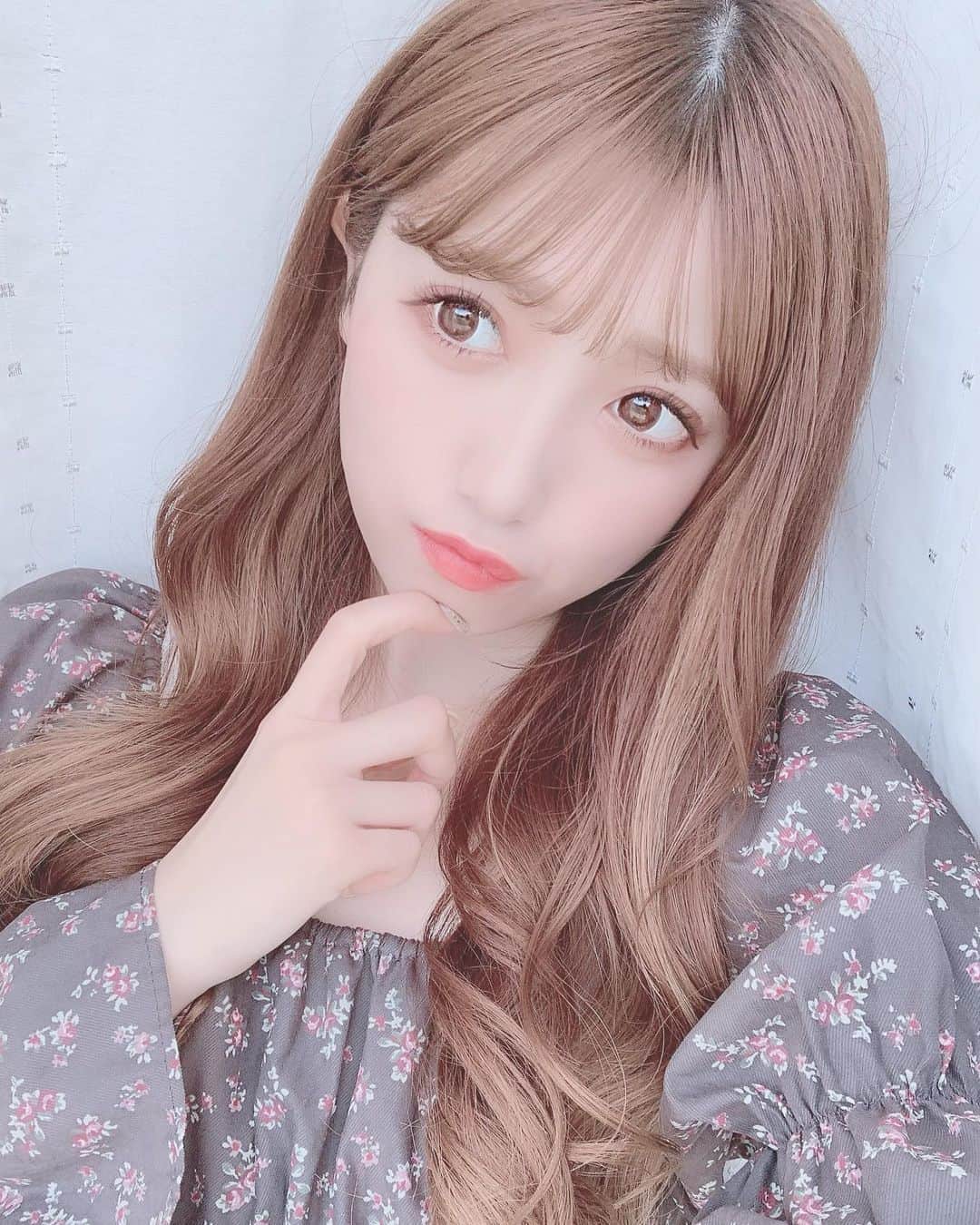 田口未彩のインスタグラム：「🌥  最近お仕事もプライベートも 趣味も自分磨きに使う時間も 充実してる日々...☺️  #ワンピース　#私服　#コーデ　#ヘザー　#ヘアカラー　#ブラウンカラー　#メイク　#秋メイク　#秋服　#秋コーデ　#ブラウンコーデ」