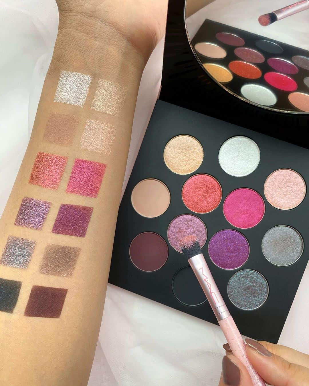 M∙A∙C Cosmetics Japanのインスタグラム：「眩しい“星座”からインスパイアされた、ホリデー限定12色アイパレット💖組み合わせで印象は自由自在✨ ㅤ ■ ロケット トゥ フェイム アイ シャドウ × 12 パレット(税込9,900円) ㅤ #MACFrostedFirework #MACクリスマスコフレ2020#MACHoliday #MACCosmeticsJapan #MACCosmetics #MAC #MACコスメ #マックコスメ #コスメ#コスメ紹介#コスメ好き#コスメレポ #化粧品 #デパコス #コスメ部 #コスメマニア#トレンドメイク#秋メイク#メイクテク#アイメイク#アイシャドウ#グラデーション #アイシャドウパレット#スモールアイシャドウ#キラキラ#キラキラメイク」