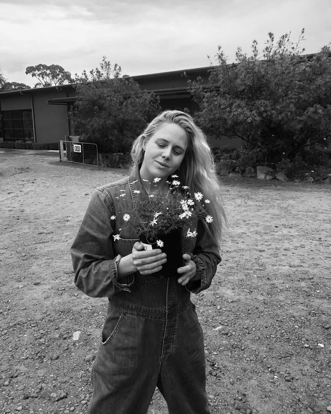 ローラ・エンバーのインスタグラム：「home things 🖤🌼 🐶」