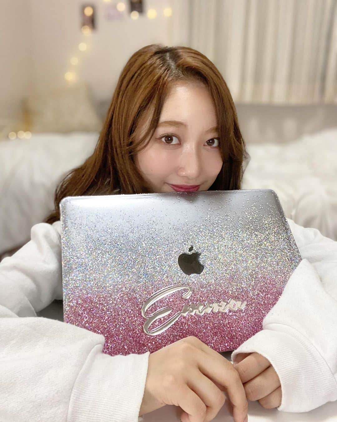 片原恵麻さんのインスタグラム写真 - (片原恵麻Instagram)「macbookのケースお気に入り- ̗̀ ♡ ̖́-﻿ ﻿ ﻿ 2回注文ミスして、1回諦めて、でも欲しくなって、﻿ 結局手元に来るまで4ヶ月くらいかかった😂﻿ ﻿ ﻿ 可愛いケースだとテンション上がるっ ̫ -˘♡﻿ ﻿ ﻿#macbook#macbookpro#macbookprocase#macbookproケース#macbookcover#キラキラ ﻿」10月24日 18時18分 - emma_katahara