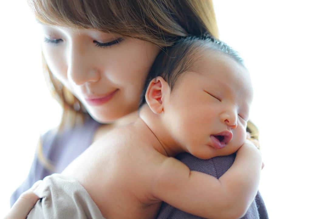 佐藤夏希のインスタグラム：「@nicicigirl さんに撮っていただいたニューボーンフォト👶  親子ショットも撮っていただきました💕 子供の写真を撮るばかりで自分がうつってる写真ってなかなかないからすごく嬉しかった😢💗  モノクロ写真もお願いしたんだけど お腹のなかにいた時こんな感じだったのかな？と思いながら出来上がった写真を見てました😖💕  @nicicigirl さんの撮る写真はどれも素敵すぎて本当に感動です😭💗  #男の子#男の子ママ#おやこーで #むすこーで #息子#息子ラブ #2歳#0歳#ママ#3歳差育児 #ママスタグラム#mama#mamastagram #mamanoko #ママリ#成長記録 #2児ママ#兄弟#babyboy #justborn#3歳差兄弟 #新生児#0ヶ月 #ベビスタグラム#ニューボーンフォト#ニューボーン#newbornphotography #newbornphoto」