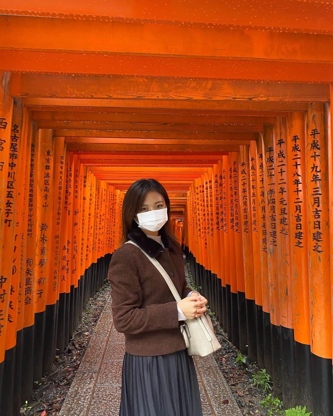 石井美音奈さんのインスタグラム写真 - (石井美音奈Instagram)「京都の伏見稲荷に行ったよー⛩ 京都は結構観光してるけど、なんだかんだで初めて➰  人が少なくて、写真が撮りやすかったから良っかった🥰スーツケースがあったから途中までしか登れなかったからまた来るよ👐🏻  #京都　#伏見稲荷大社  #伏見稲荷  #観光 #観光スポット」10月24日 18時18分 - mionaishii