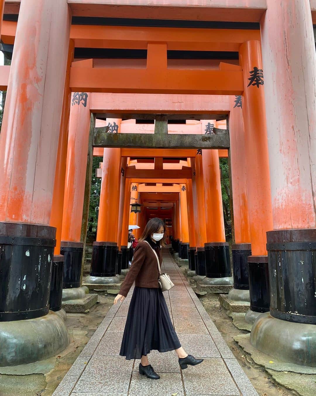 石井美音奈のインスタグラム：「京都の伏見稲荷に行ったよー⛩ 京都は結構観光してるけど、なんだかんだで初めて➰  人が少なくて、写真が撮りやすかったから良っかった🥰スーツケースがあったから途中までしか登れなかったからまた来るよ👐🏻  #京都　#伏見稲荷大社  #伏見稲荷  #観光 #観光スポット」