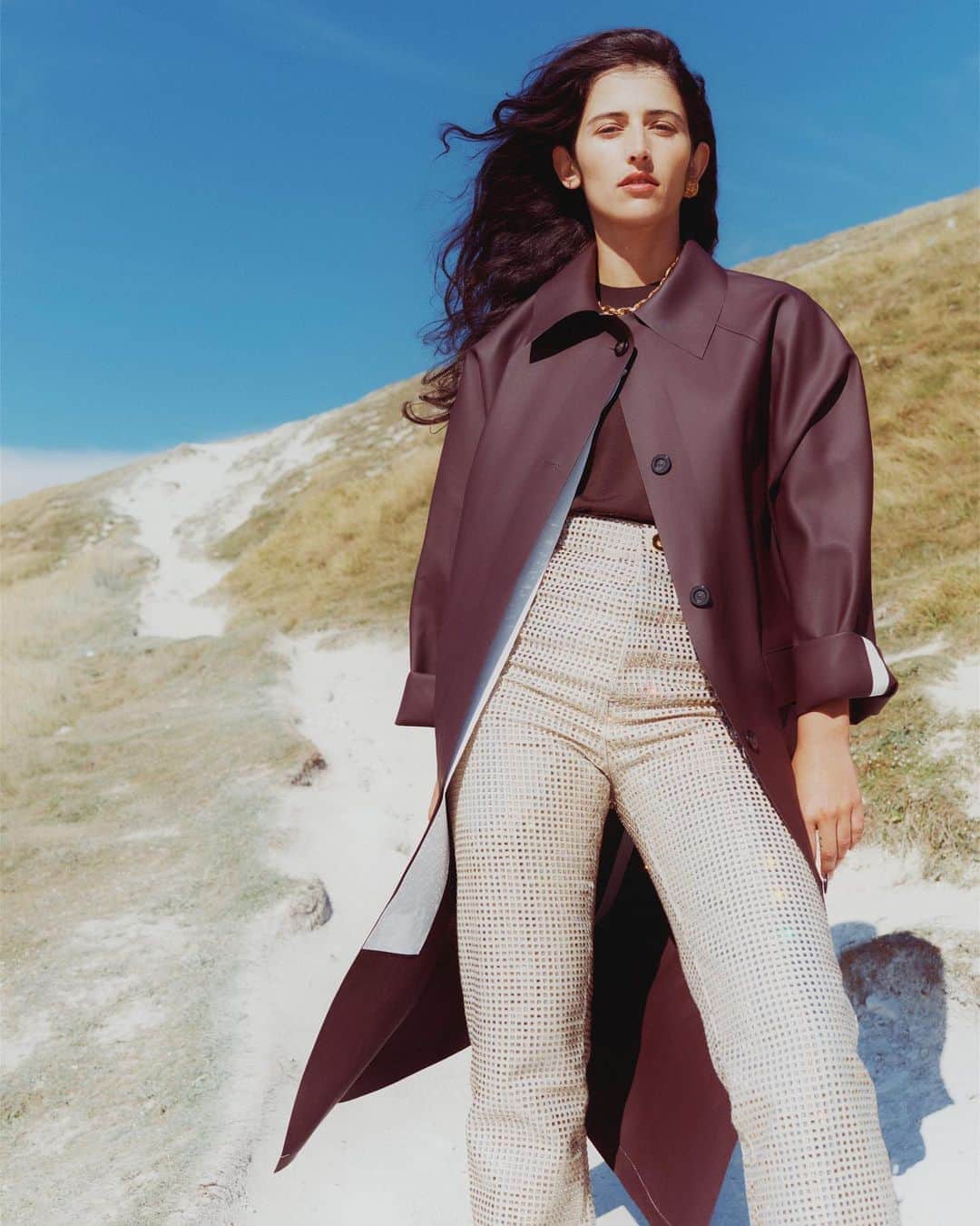 Harrodsのインスタグラム：「No amount of sudden downpours can dampen the spirits – or style – of the woman in a rain mack. So much so that @KasslEditions, new to Harrods this season, has made the garment its raison d’être.  Find #KasslEditions in Advanced International on the First Floor. Plus, go all out with your outerwear; discover our must-have styles for AW20 via our link in bio.  #Harrods #HarrodsFashion #NewToHarrods」