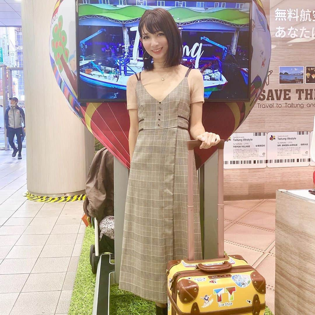 中谷あすみさんのインスタグラム写真 - (中谷あすみInstagram)「渋谷マークシティで開催されている台湾 #台東旅行箱 さんの展示会へお邪魔してきました。 今回のテーマは“台東の魅力をたっぷり詰め込んで世界中を旅しよう！”で自分の旅行スタイルを診断してVRでの旅行体験ができました✈️ VR体験をしてみて台湾にはまだ一度しか行ったことないのですが行ってみたい場所が増えました〜♫  お土産も頂きありがとうございました💓  #台東旅行箱#TTLifeStyle#マークシティ#旅行好きな人と繋がりたい#台湾旅行#台東#旅行好き女子#kol#VR体験#tripgram#pr」10月24日 18時20分 - asumi_naa