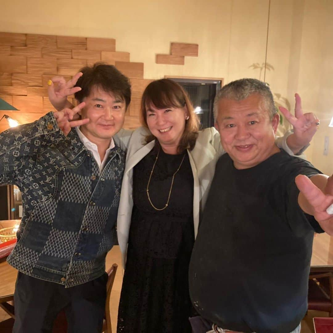 山岸久朗さんのインスタグラム写真 - (山岸久朗Instagram)「大人気ラーメン「燃えよ麺助」近藤社長と、人気ラーメン店を麺で支える「麺屋棣鄂」知見社長の、一触即発のラーメン談義が超おもろくて耳ダンボ🐘 グルメ師匠のメグミルクが酔っ払ってバックハグしてきたら、フッカフカで気持ちよかった笑笑 #麺屋棣鄂  #燃えよ麺助  #穏座 #じどりや穏座  #動画まだまだあるねんけど #ミッドナイトスワン #観たらあまりの衝撃で #全ての意欲をなくした #抜け殻状態 #インスタ祭り終わります #完」10月24日 18時20分 - yamaben