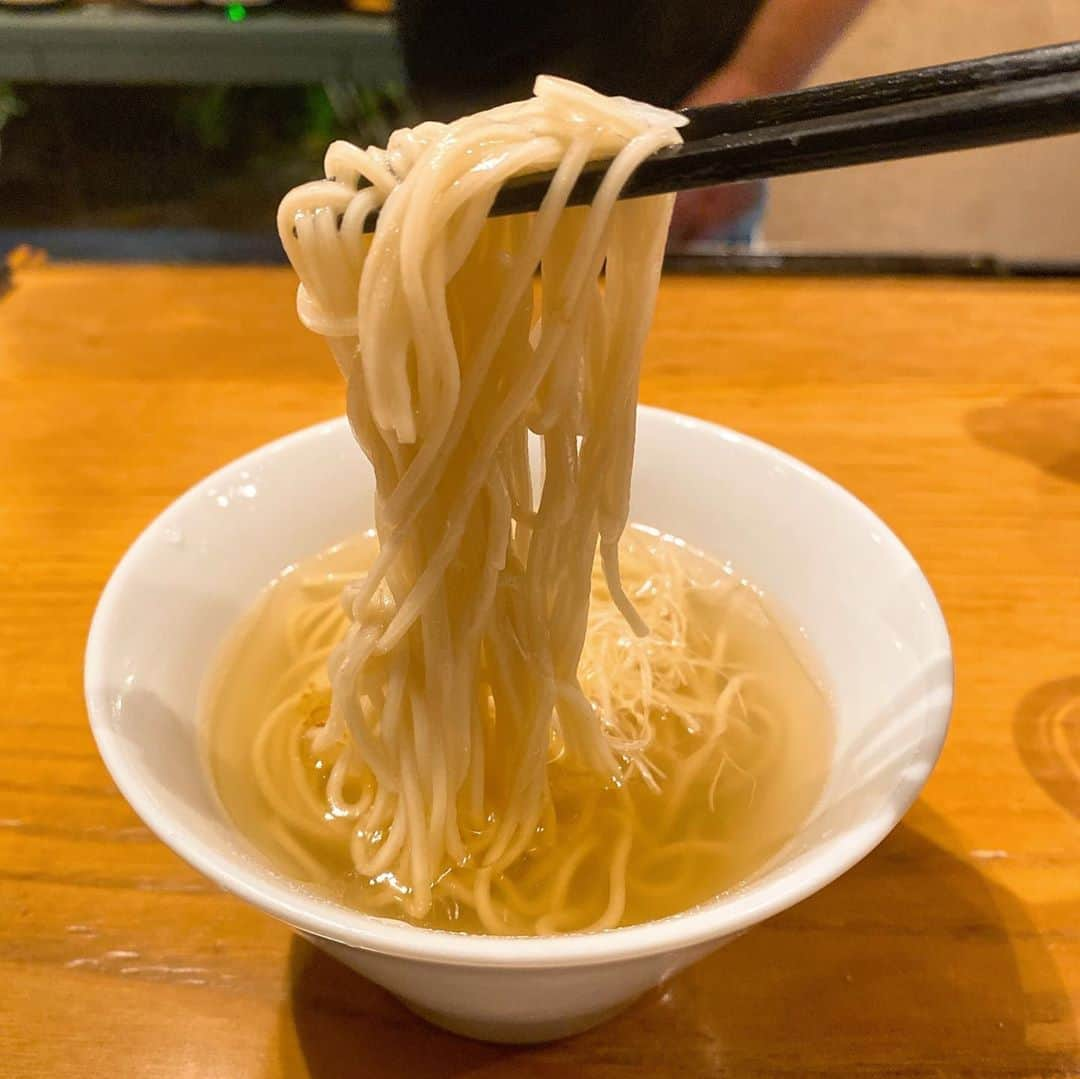 山岸久朗さんのインスタグラム写真 - (山岸久朗Instagram)「大人気ラーメン「燃えよ麺助」近藤社長と、人気ラーメン店を麺で支える「麺屋棣鄂」知見社長の、一触即発のラーメン談義が超おもろくて耳ダンボ🐘 グルメ師匠のメグミルクが酔っ払ってバックハグしてきたら、フッカフカで気持ちよかった笑笑 #麺屋棣鄂  #燃えよ麺助  #穏座 #じどりや穏座  #動画まだまだあるねんけど #ミッドナイトスワン #観たらあまりの衝撃で #全ての意欲をなくした #抜け殻状態 #インスタ祭り終わります #完」10月24日 18時20分 - yamaben