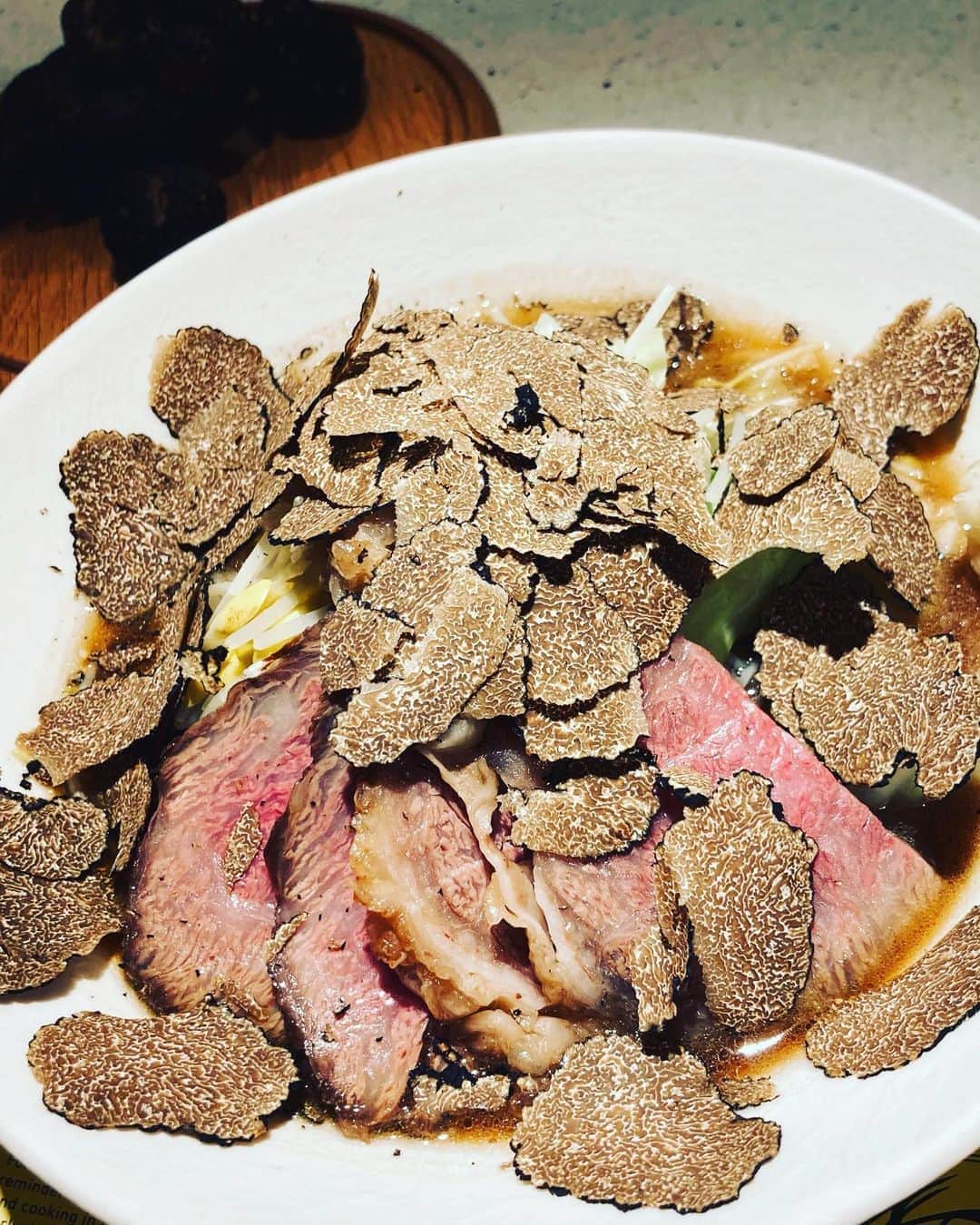HAMADAHISATOさんのインスタグラム写真 - (HAMADAHISATOInstagram)「WORLD’S ONLY FULL TRUFFLE SHAVED WAGYU RAMEN @mashinomashitokyo HOPE YOU WILL SCRATCH YOUR SCREEN NOW TO INDULGE THIS CRAZILY RICH AROMA. NOW ALL OUR SLURPERS HAVE COME TO CONCLUSION “NO”TRUFFLE OIL FOR RAMEN BUT THE REAL SHAVED ONE ONLY.  . #wagyumafia #mashinomashi #wagyujiro」10月24日 18時21分 - wagyumafia
