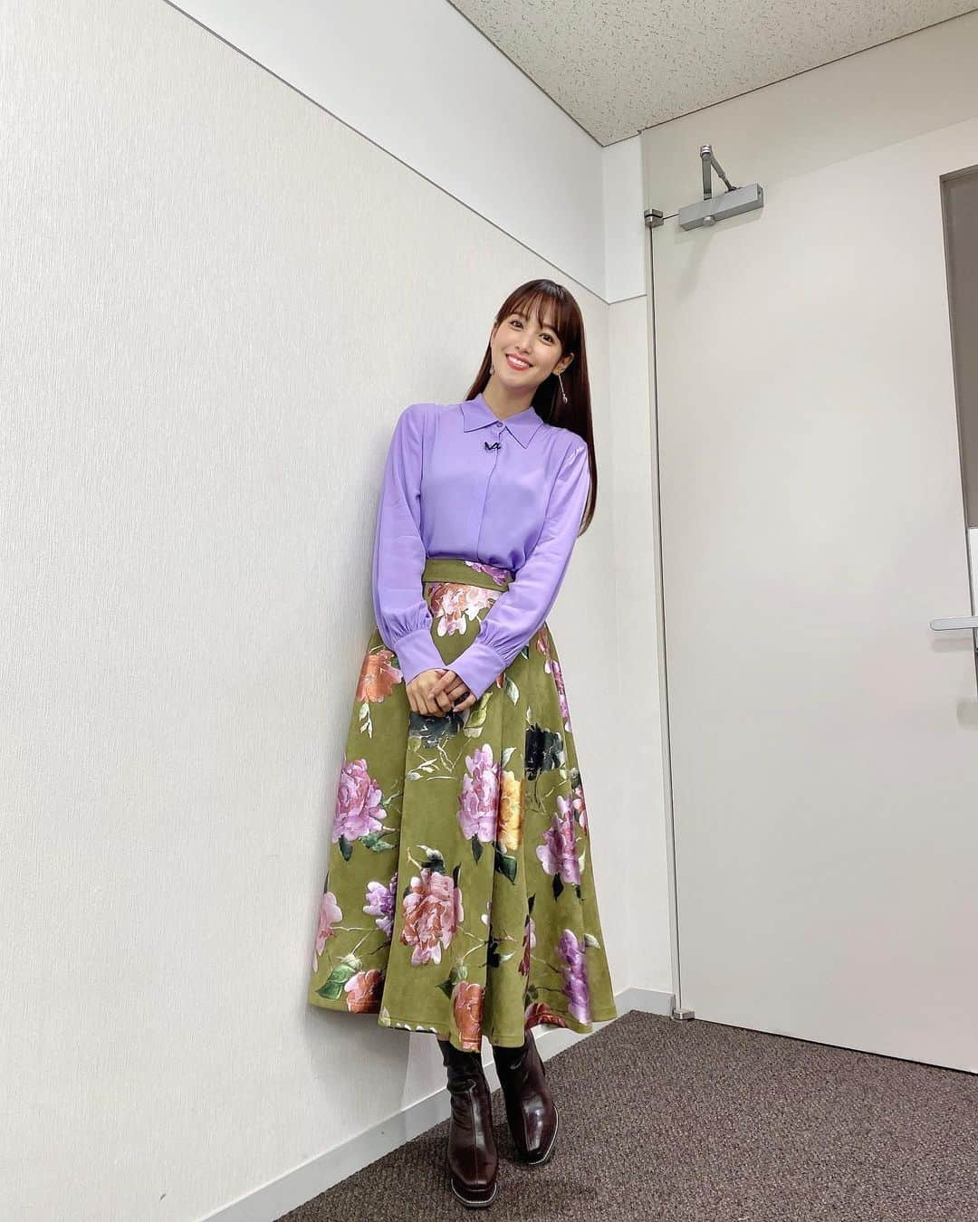 鷲見玲奈さんのインスタグラム写真 - (鷲見玲奈Instagram)「. 立て続けにお知らせでゴメンなさい🙏 . 明日テレビ朝日でお昼12時から放送の「ビートたけしのTVタックル」に出演します✨ 討論番組は初めてだったので、前日から胃がキリキリ痛みました😂 . 何を話したかあまり覚えていないので、明日のオンエアをチェックするのが少し怖いです。笑 . 明日は、 ドライブレコーダーに映っていた…恐怖のあおり運転、高齢者事故の瞬間!何故か事故が多発する“魔の交差点"検証!バス停はどこに!?危険なバス停を調査(秘)交通ミステリーSP . ということで、あおり運転や危険なバス停について討論します😌 専門家の方にも意見を聞けて、とても勉強になりました。 ぜひご覧下さい！ . 👚 @ottodame  👖 @randa_pic 👢 @randa_pic  👂🏻@coturnix222 . #そんな私はペーパードライバー #ペーパードライバーなりの意見を話してきました #ペーパードライバー教習もおすすめです #ビートたけしのTVタックル #TVタックル」10月24日 18時22分 - sumi__reina