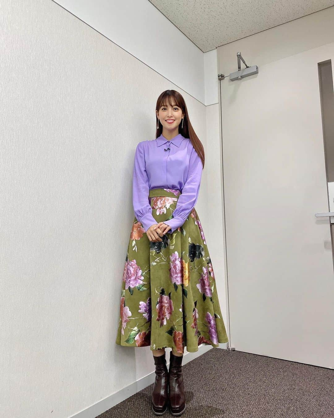 鷲見玲奈さんのインスタグラム写真 - (鷲見玲奈Instagram)「. 立て続けにお知らせでゴメンなさい🙏 . 明日テレビ朝日でお昼12時から放送の「ビートたけしのTVタックル」に出演します✨ 討論番組は初めてだったので、前日から胃がキリキリ痛みました😂 . 何を話したかあまり覚えていないので、明日のオンエアをチェックするのが少し怖いです。笑 . 明日は、 ドライブレコーダーに映っていた…恐怖のあおり運転、高齢者事故の瞬間!何故か事故が多発する“魔の交差点"検証!バス停はどこに!?危険なバス停を調査(秘)交通ミステリーSP . ということで、あおり運転や危険なバス停について討論します😌 専門家の方にも意見を聞けて、とても勉強になりました。 ぜひご覧下さい！ . 👚 @ottodame  👖 @randa_pic 👢 @randa_pic  👂🏻@coturnix222 . #そんな私はペーパードライバー #ペーパードライバーなりの意見を話してきました #ペーパードライバー教習もおすすめです #ビートたけしのTVタックル #TVタックル」10月24日 18時22分 - sumi__reina