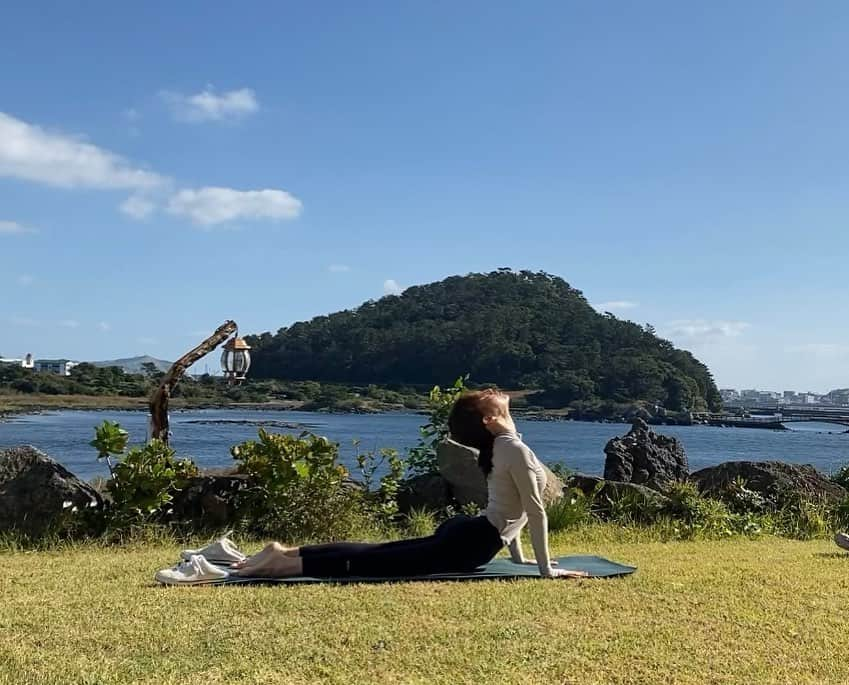 ソ・ウナのインスタグラム：「yoga in Jeju 💚」