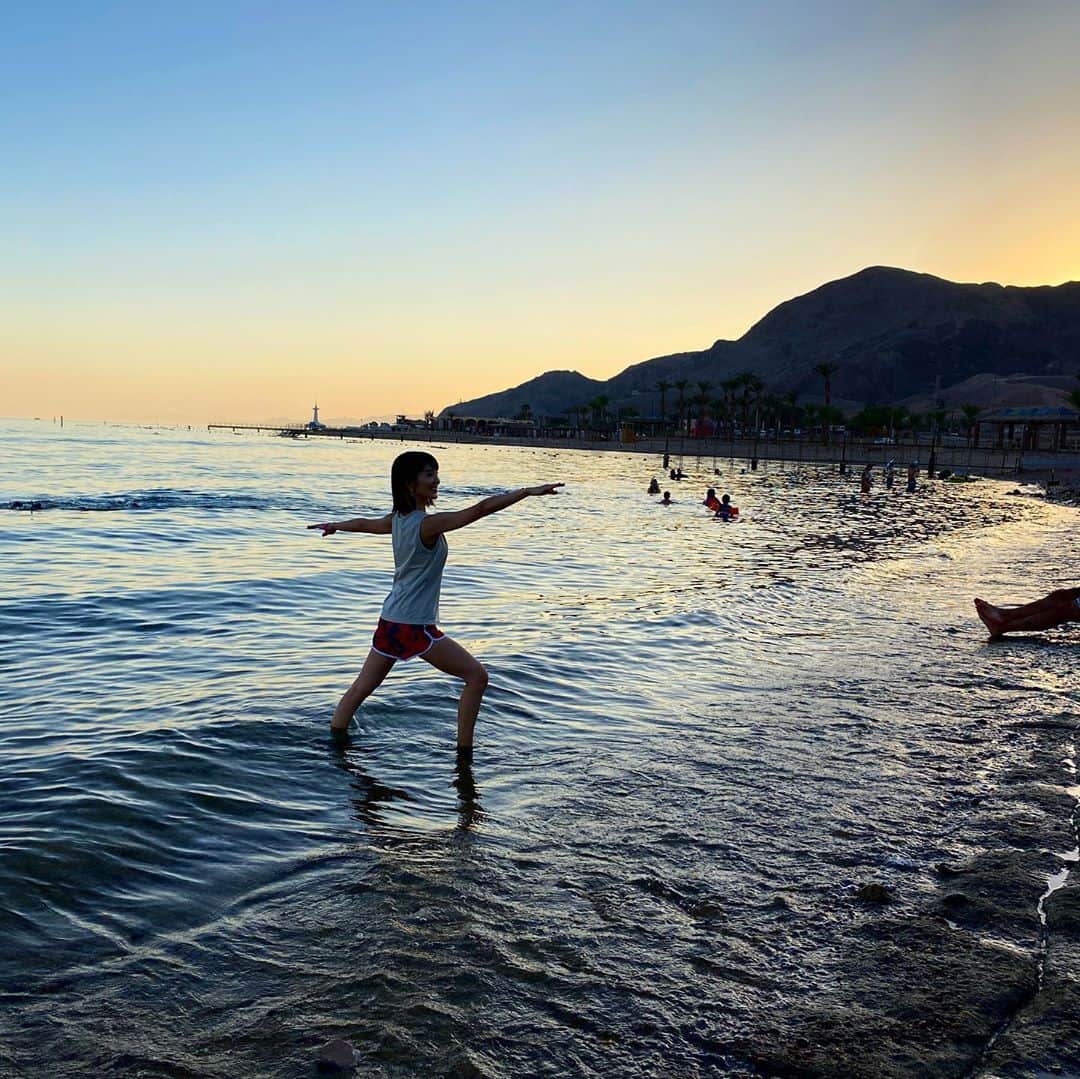 新田朝子さんのインスタグラム写真 - (新田朝子Instagram)「#エイラット の夕暮れ時の海で  #pilates & #yoga のじかん🌊🤍 . 海水がとっても綺麗で、ほんの少し海に入っただけで、たくさんのカラフルな魚もいました🐡🐟🐠 こちらは、今度YouTubeで紹介しようかな。 . #海外在住 #israel #israelinstagram #イスラエル #海外旅行好きな人と繋がりたい #海好きな人と繋がりたい #pilates #basi #basipilates  #pilatesinstructor #pilateslover #onlinelessons #onlinepilates #ピラティス #ピラティスインストラクター #オンラインレッスン #企画中 #ピラティス女子 #ときどき #ヨガ #ヨガ好きな人と繋がりたい 🧘‍♀️ #🌊 #🇮🇱」10月24日 18時26分 - asako.nitta