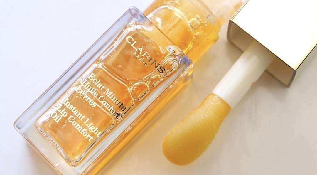 Clarins Australiaさんのインスタグラム写真 - (Clarins AustraliaInstagram)「For lips as sweet as honey 🐝 🍯 you can’t go past our Instant Light Lip Comfort Oil in Shade 01 Honey 💛 All the power of plant oils including Hazelnut, Mirabelle & Jojoba for lusciously soft lips 😘⁣ ⁣ 📸 Image via @clarinsusa ⁣ ⁣ #ClarinsAus #ClarinsMakeup」10月24日 18時30分 - clarinsanz