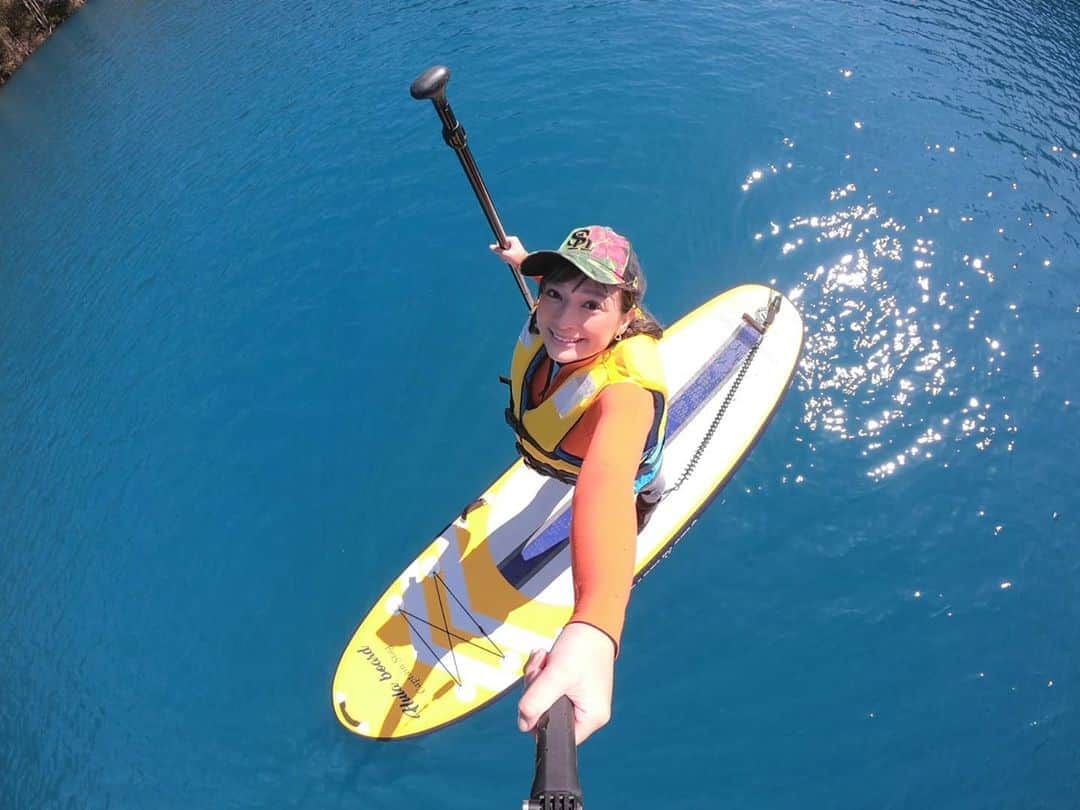 芳美リンさんのインスタグラム写真 - (芳美リンInstagram)「#四万湖ブルー ﻿ ﻿ 本当にブルー！﻿ ﻿ びっくりする美しさでした。 南国の海みたい🌊﻿ ﻿ また行きたいスポット！﻿ ﻿ #四万湖SUP#四万湖#群馬#SUP#サップ#湘南SUPガール#サップ#GoProjp#GoProのある生活#captainstag ﻿#knt旅感 #ハヤリ旅 #joytb #funtotrip #tabippo #rakutentravel」10月24日 18時30分 - lynn.lynn5