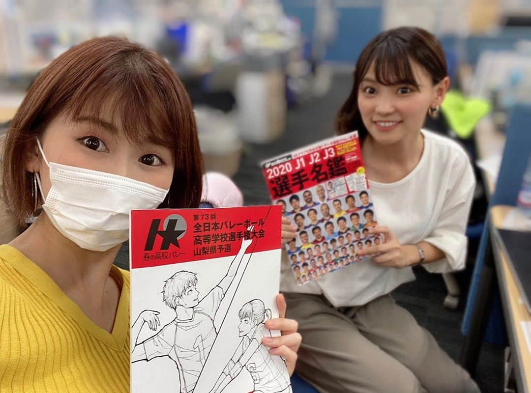 小松千絵さんのインスタグラム写真 - (小松千絵Instagram)「スポーツの秋🍁 今季はスポーツ大会の中止が相次いだので、中継に携わり、準備ができることが嬉しいです✨ （写真のように毎回試合前日は余裕が全くないので、はやく吉岡さんのようにスマートに準備ができるようになりたいです笑） 春の高校バレー山梨県代表決定戦は明日25日午後3時30分から放送です！ そのあとは山梨スピリッツをご覧ください😊✨  #森田ちゃんは明日のJリーグ中継準備 #お互い必死 #中継準備に甘いものは必須 #山梨県 #山梨 #yamanashi #甲府 #アナウンサー #ラジオパーソナリティ #ラジオパーソナリティー #ラジオ #radio #radiko #山梨放送 #山梨スピリッツ #スポーツ好き #山梨スポーツ #バレーボール  #ybsラジオ #吉岡秀樹 #小松千絵 #森田絵美」10月24日 18時42分 - komao_chie